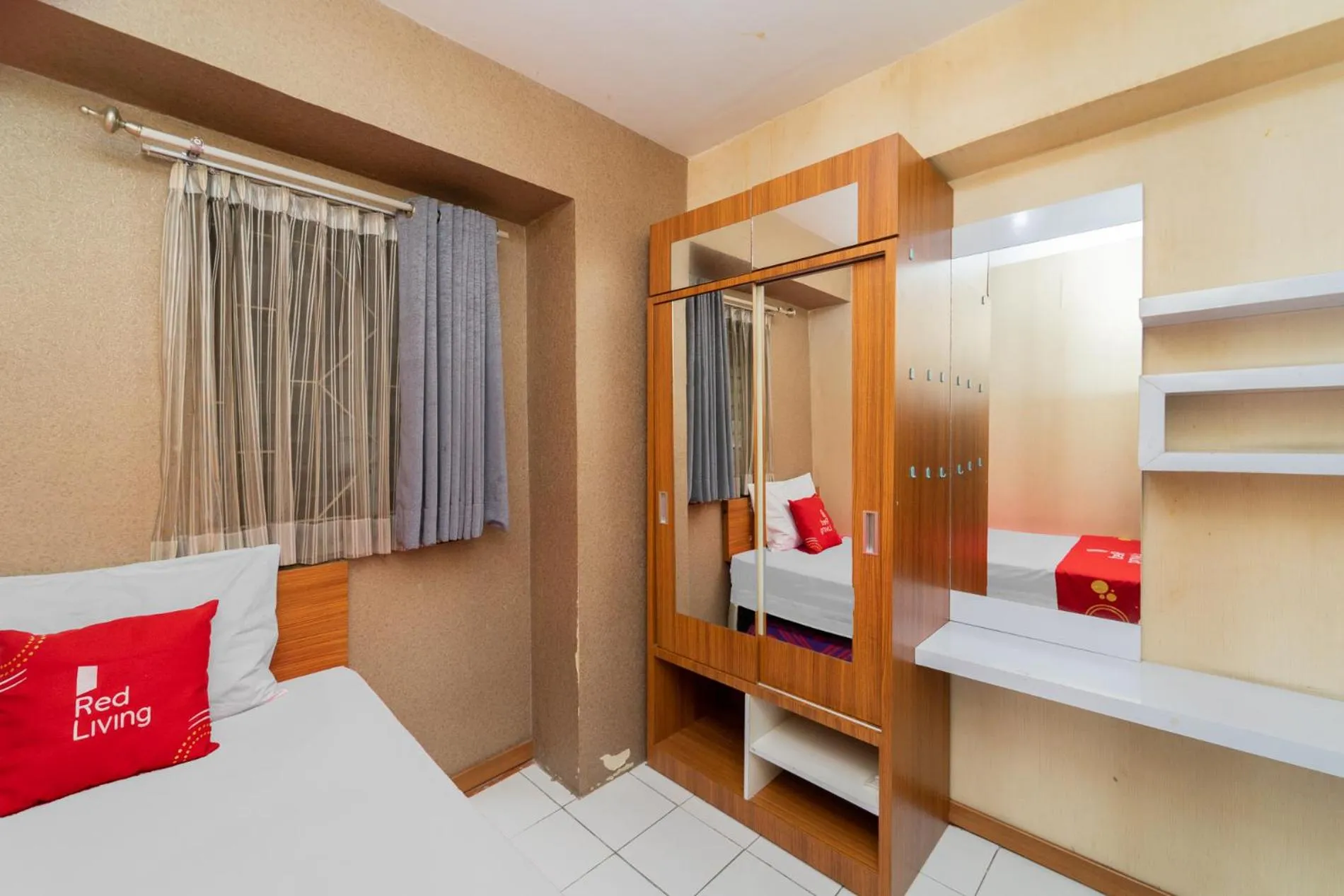 wardrobe, Bed in RedLiving Apartemen Gateway Cicadas - DB Room