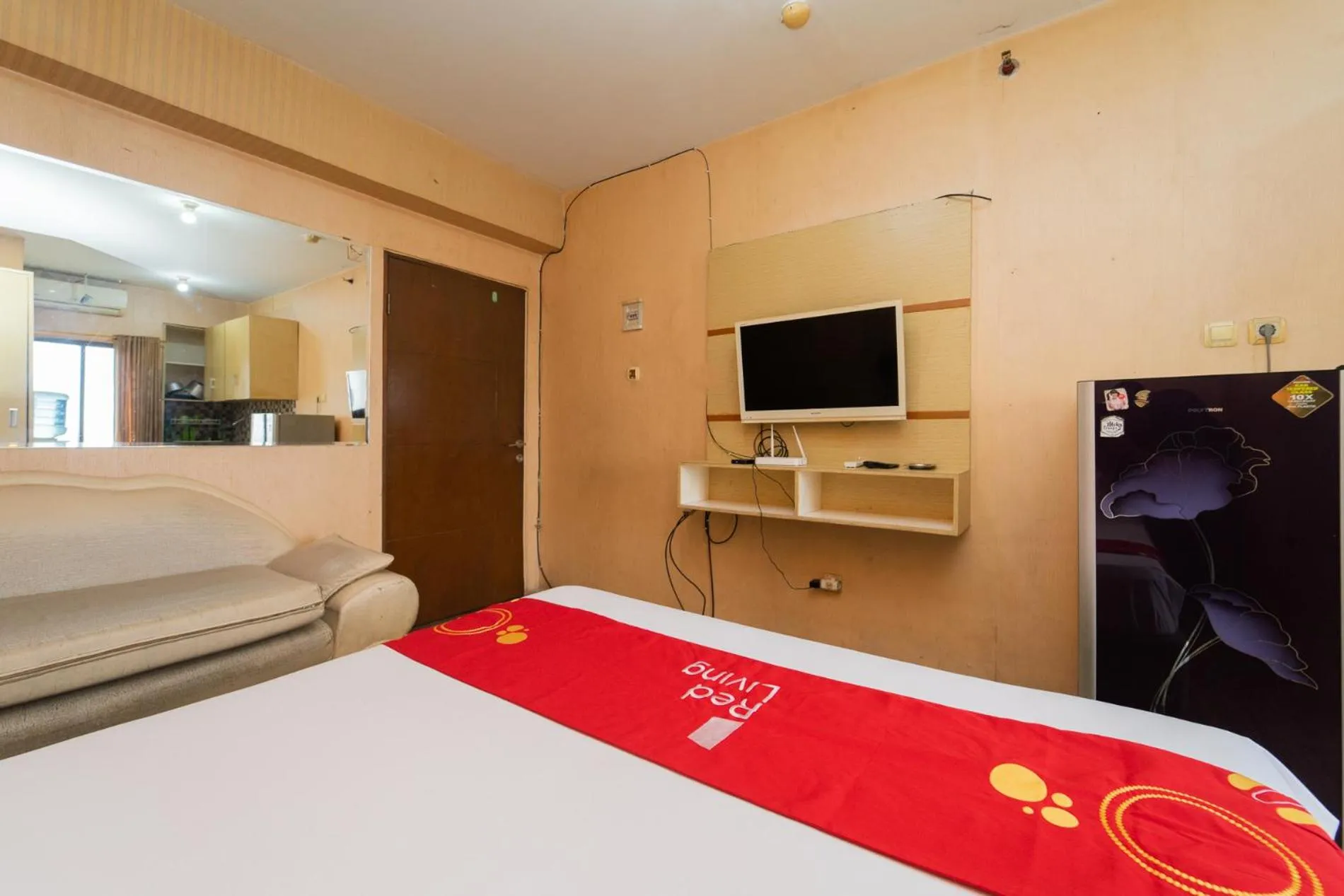 TV and multimedia, Bed in RedLiving Apartemen Gateway Cicadas - DB Room