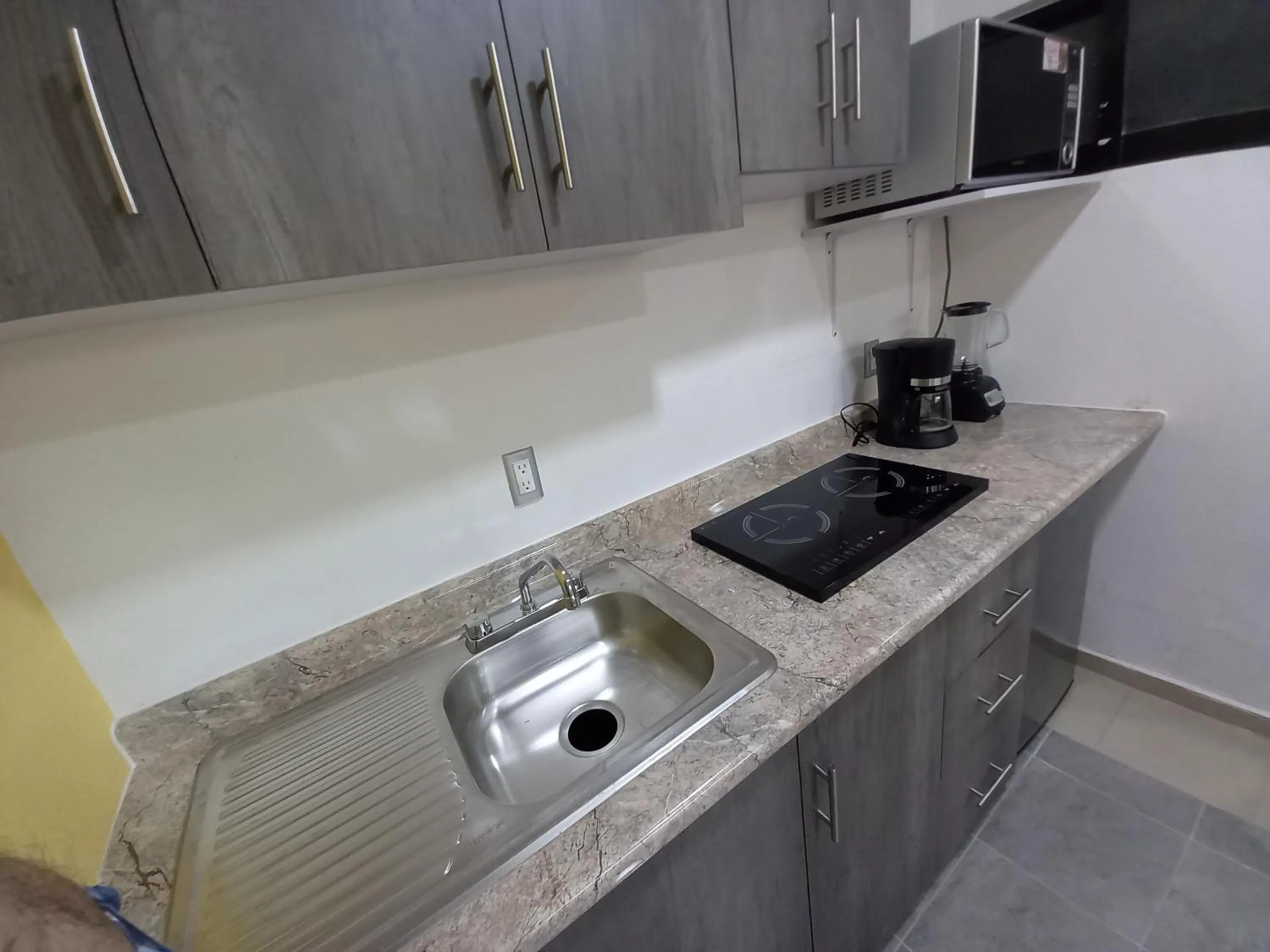 Kitchen or kitchenette in Capital O Tu Estancia