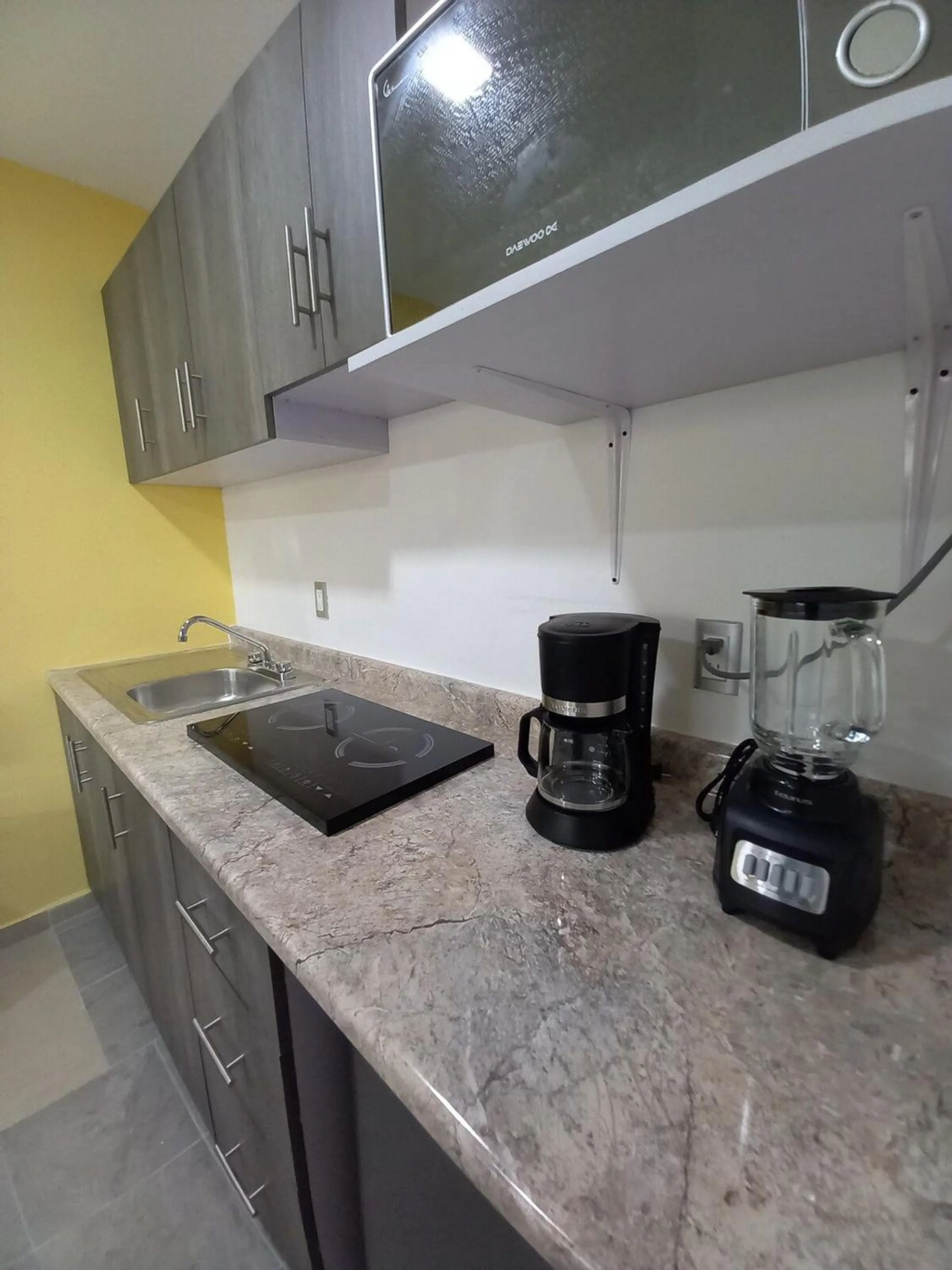 Kitchen or kitchenette in Capital O Tu Estancia