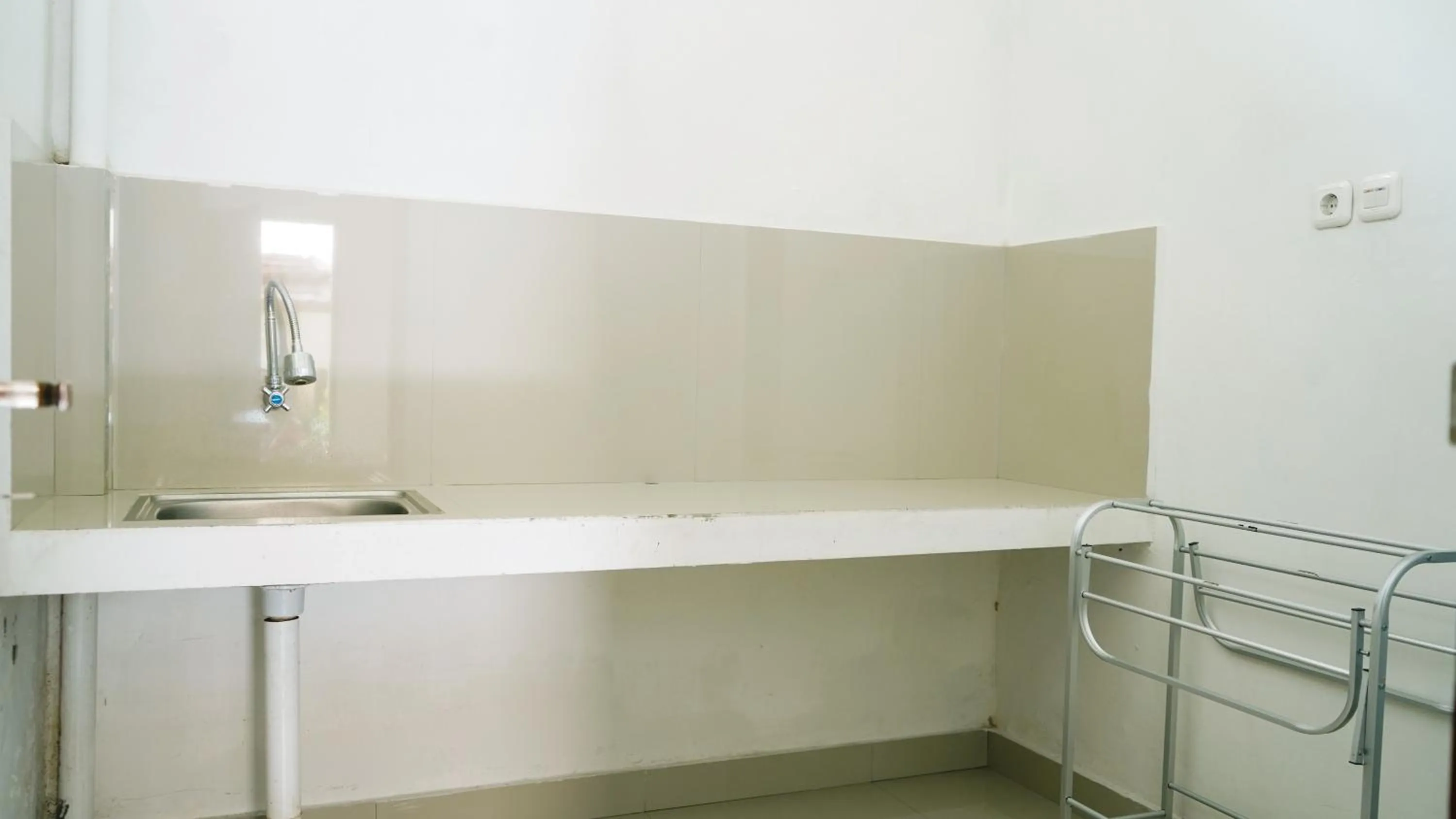 kitchen in RedDoorz at Ampenan Mataram Lombok