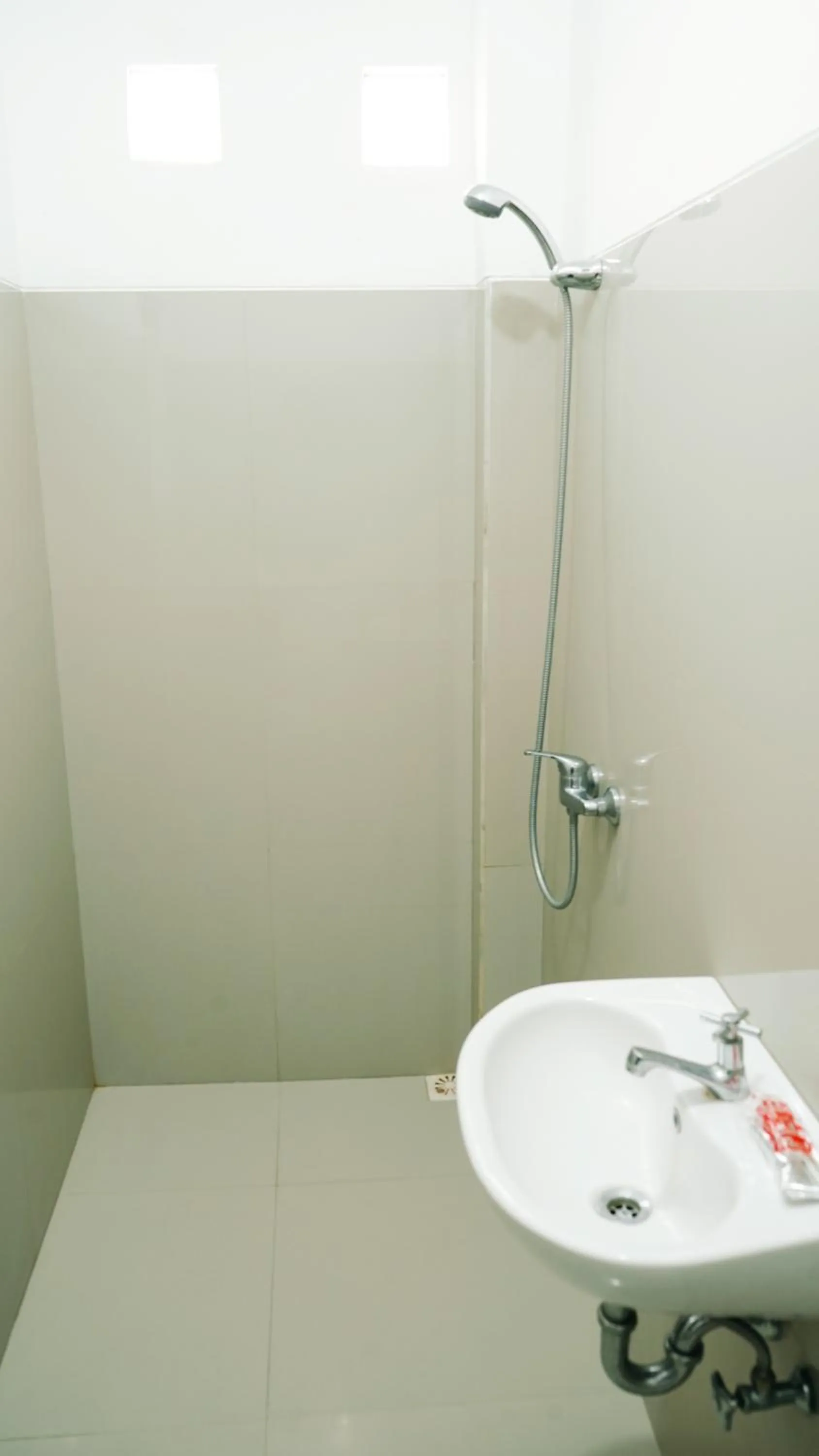 Bathroom in RedDoorz at Ampenan Mataram Lombok