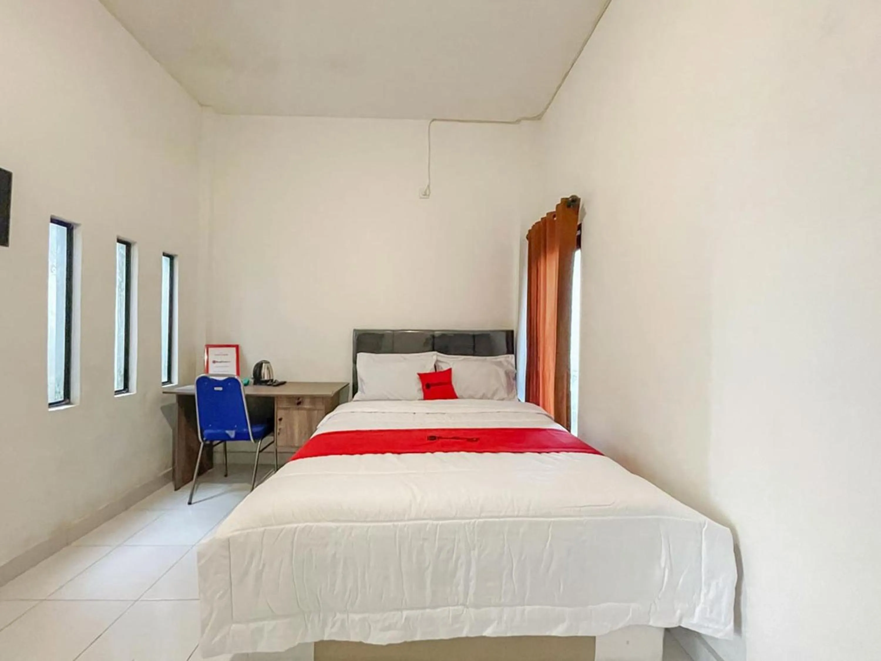 Bedroom, Bed in RedDoorz Syariah near Siloam Hospital Mataram