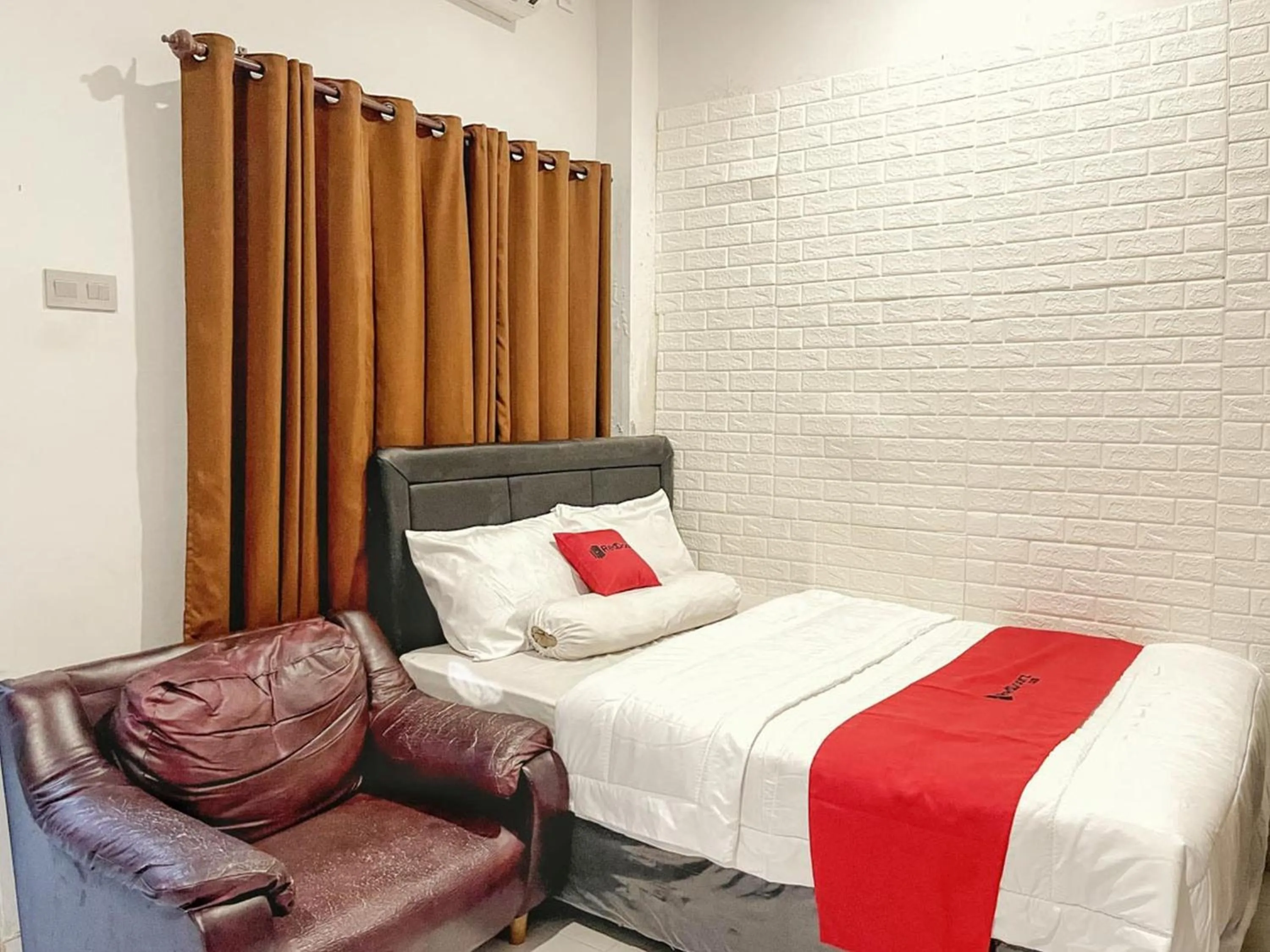 Bedroom, Bed in RedDoorz Syariah near Siloam Hospital Mataram