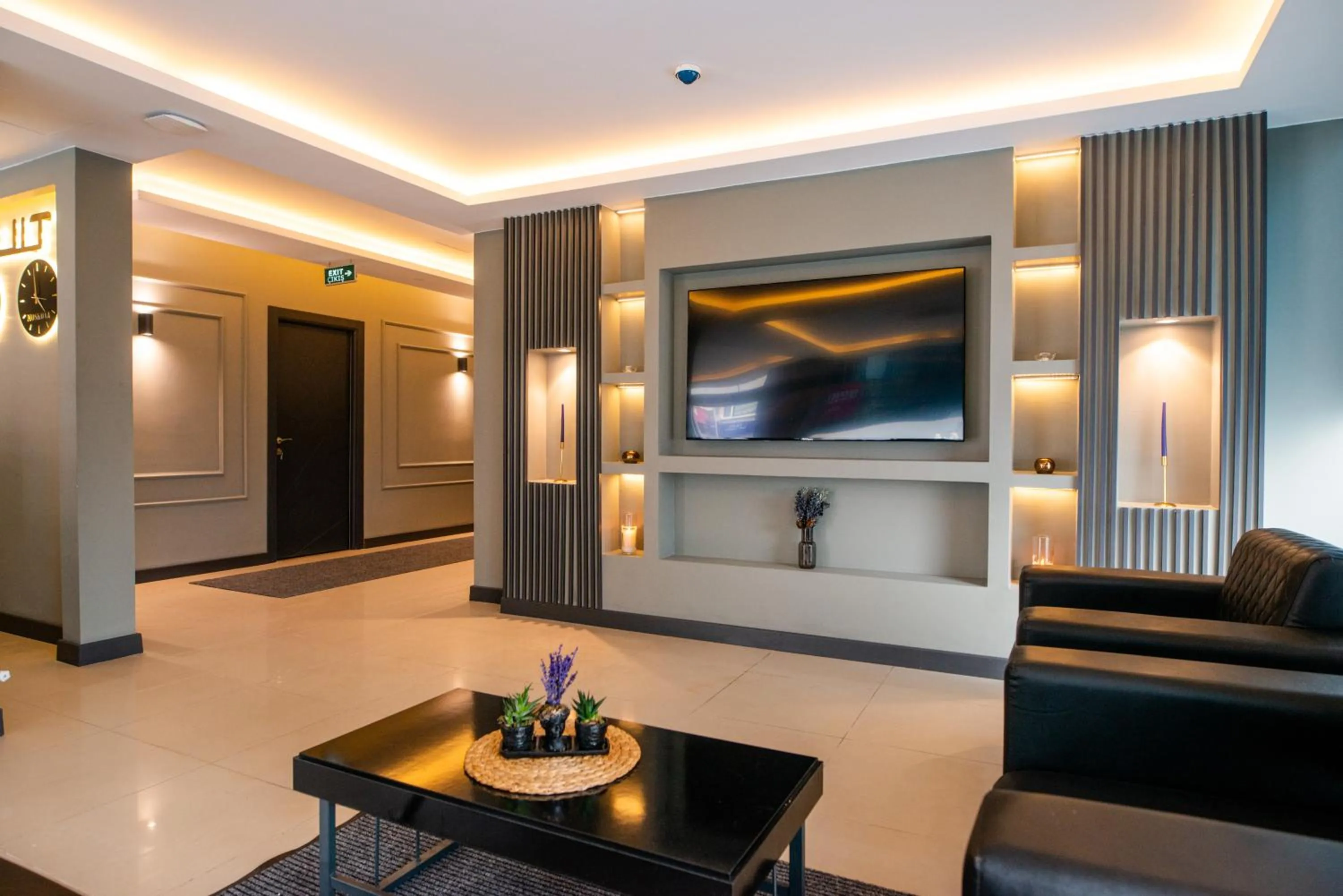 Communal lounge/ TV room in ZaraSuit