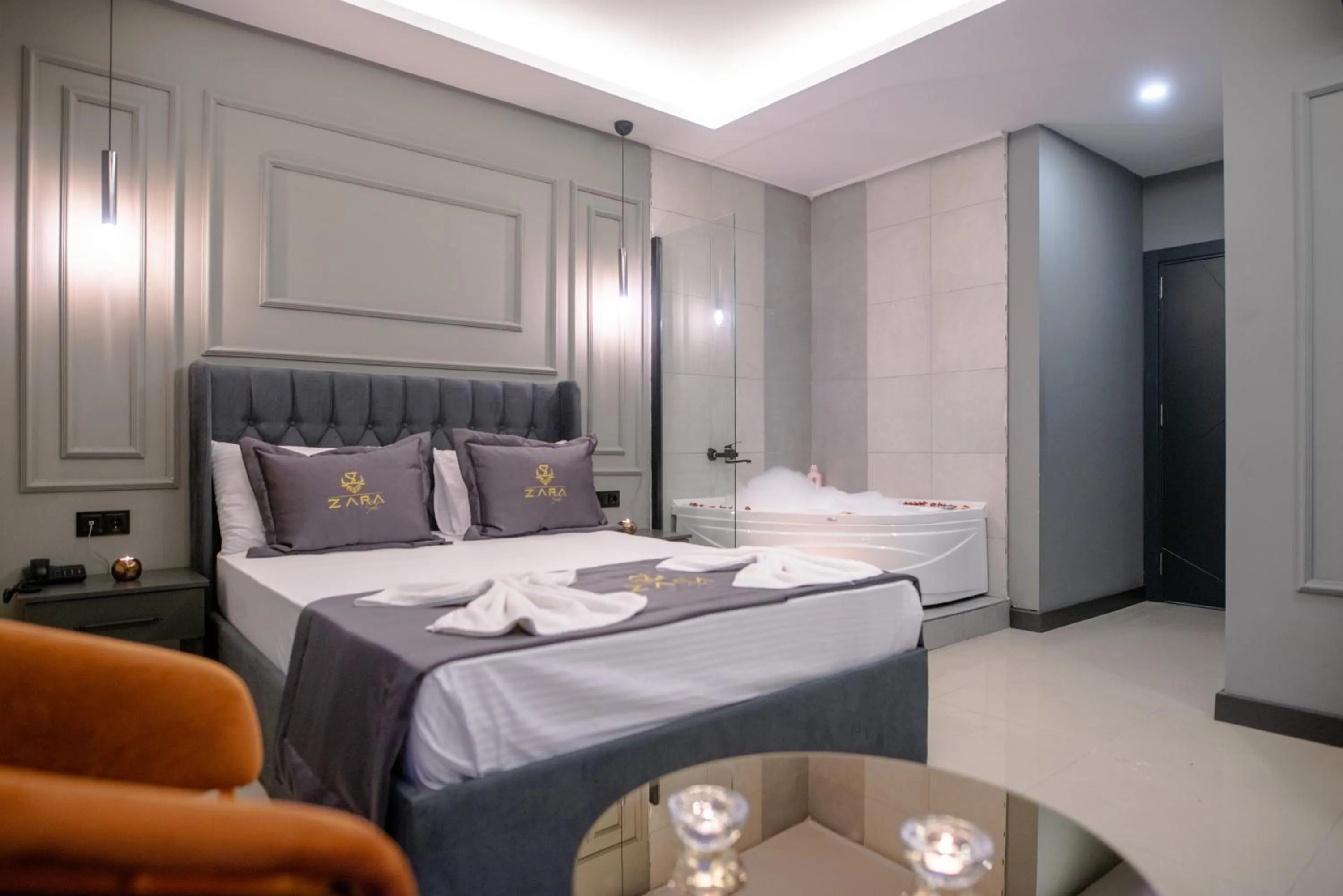 Photo of the whole room in ZaraSuit