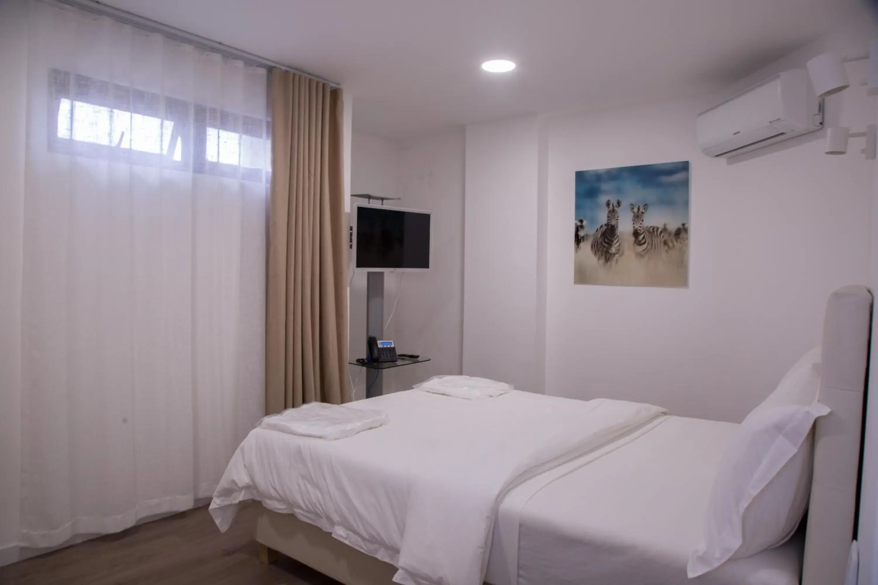 Standard Queen Room - single occupancy in WDC APARTHOTEL - BUEA Standard Queen Room - single occupancy in WDC APARTHOTEL - BUEA