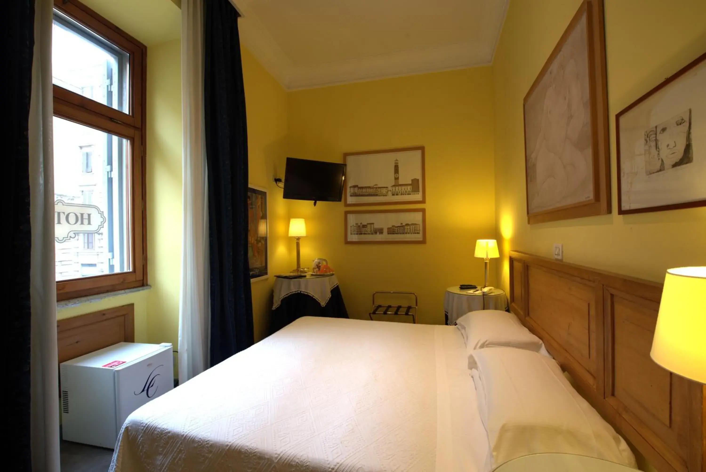 Small Double or Twin Room Street View in Hotel Locanda Cairoli Small Double or Twin Room Street View in Hotel Locanda Cairoli