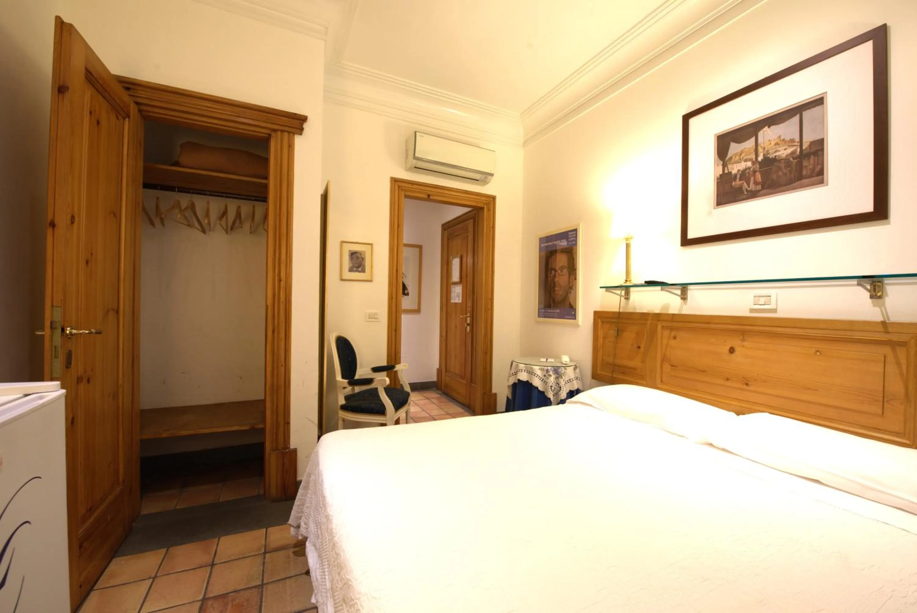 Bed in Hotel Locanda Cairoli