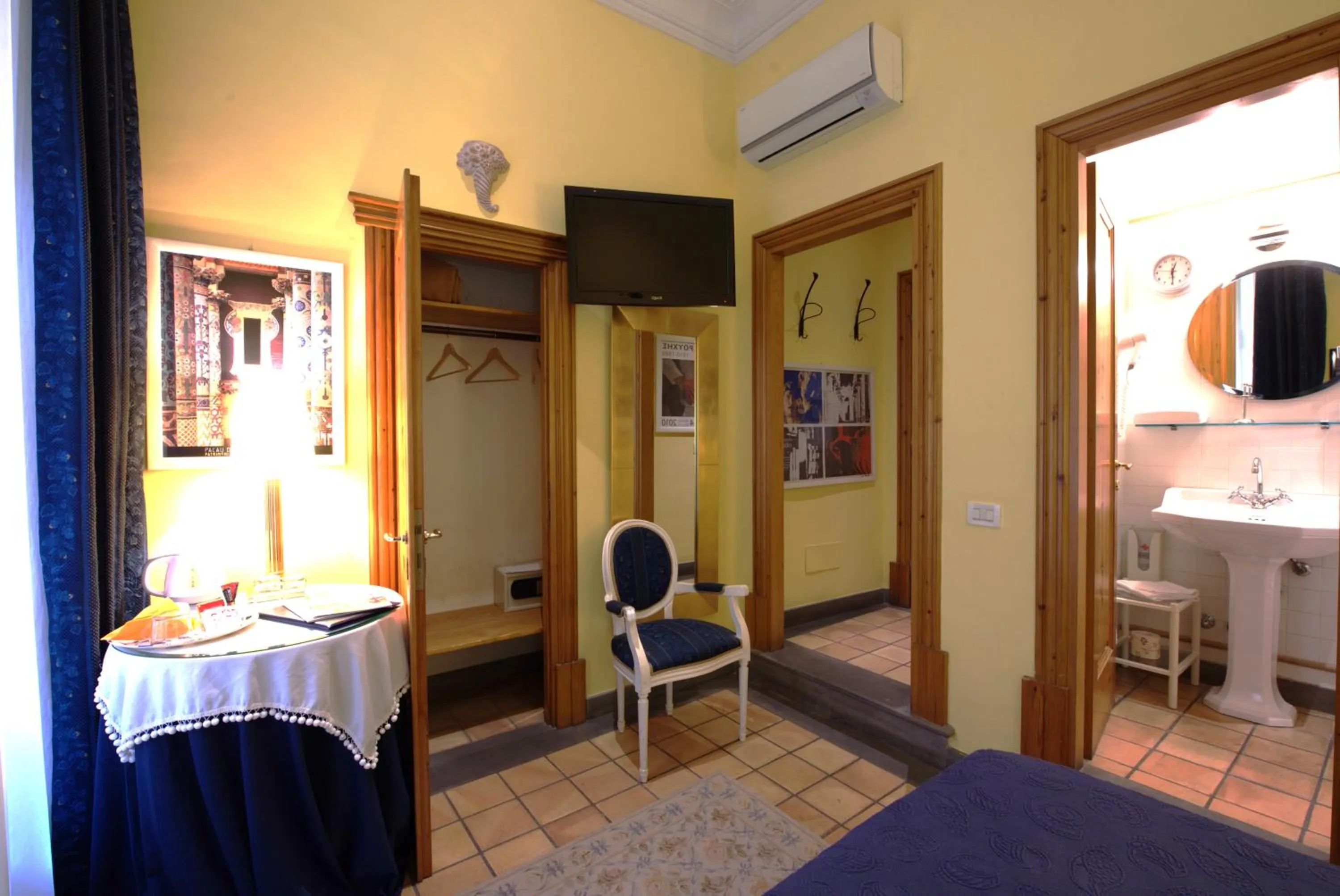TV and multimedia, Bed in Hotel Locanda Cairoli
