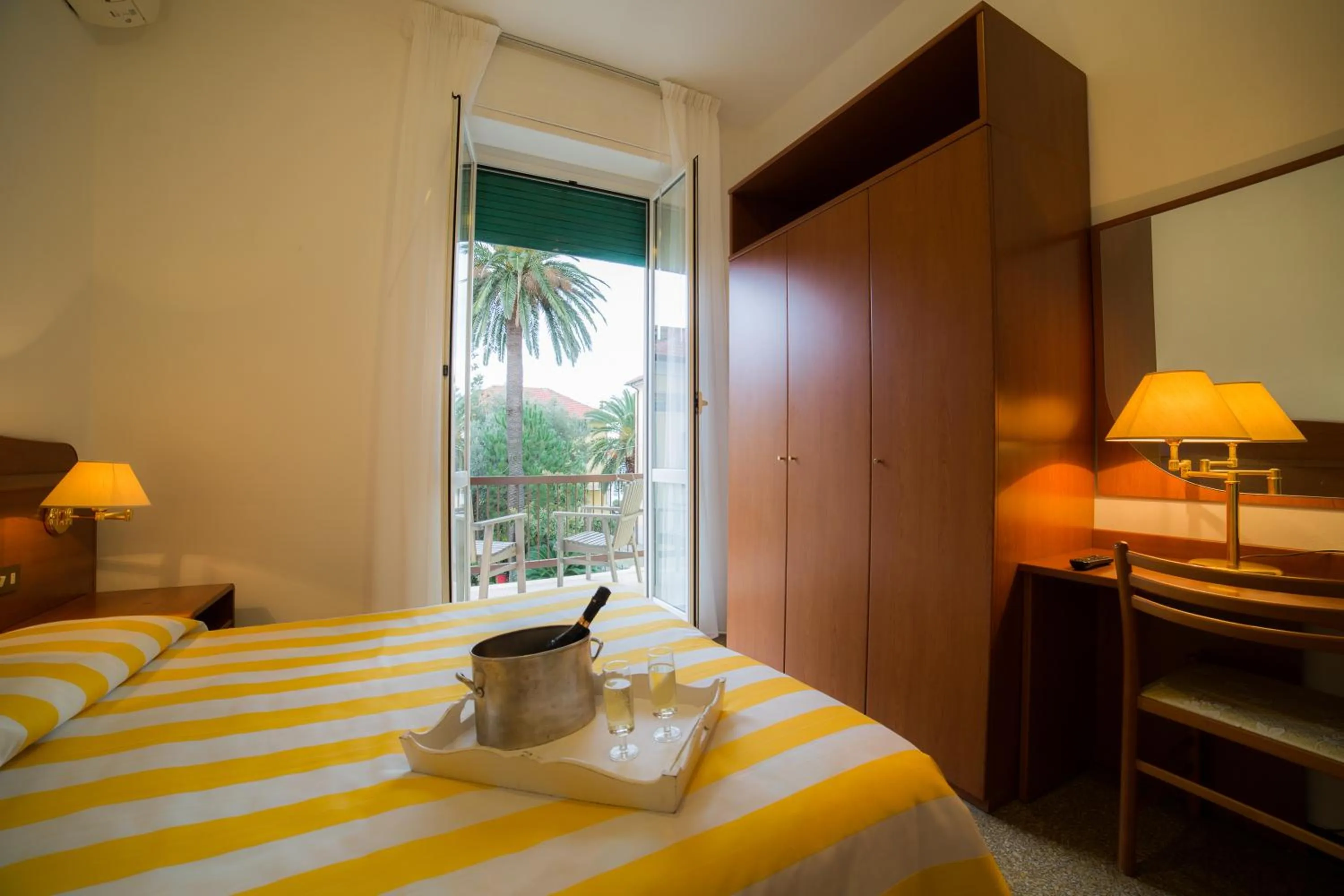 Balcony/Terrace, Bed in Hotel Villa Gloria