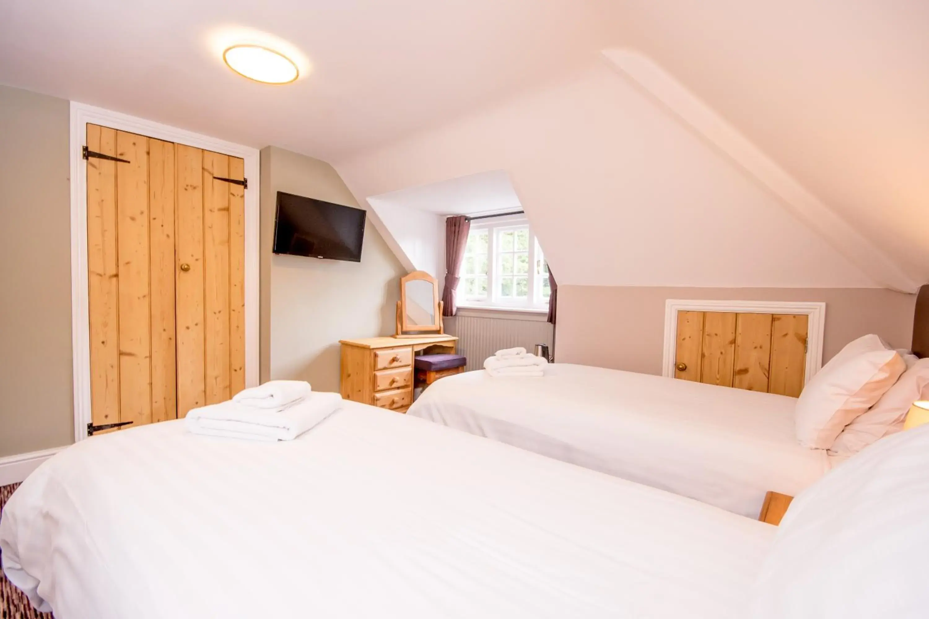 Twin Room with Shower - single occupancy in The Burley Inn Twin Room with Shower - single occupancy in The Burley Inn