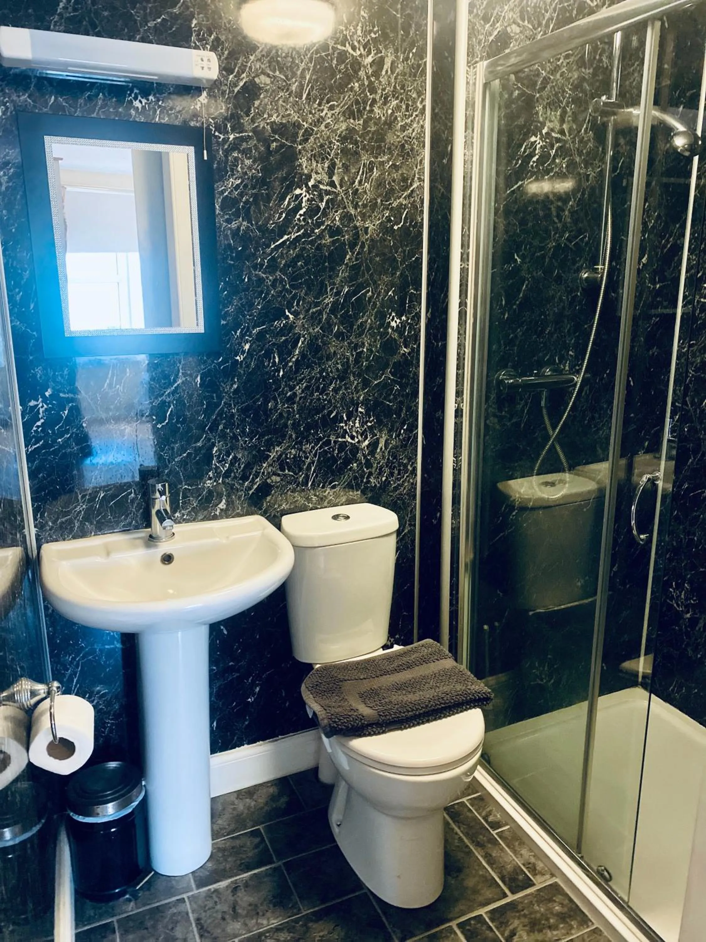 Shower in Newcastle Arms Hotel