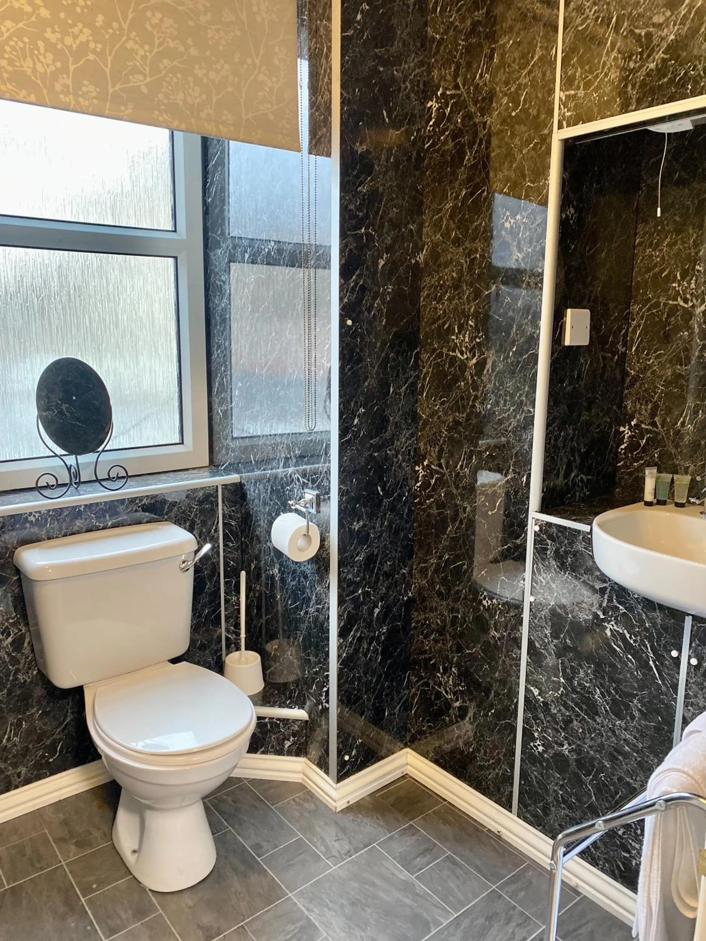 Shower in Newcastle Arms Hotel