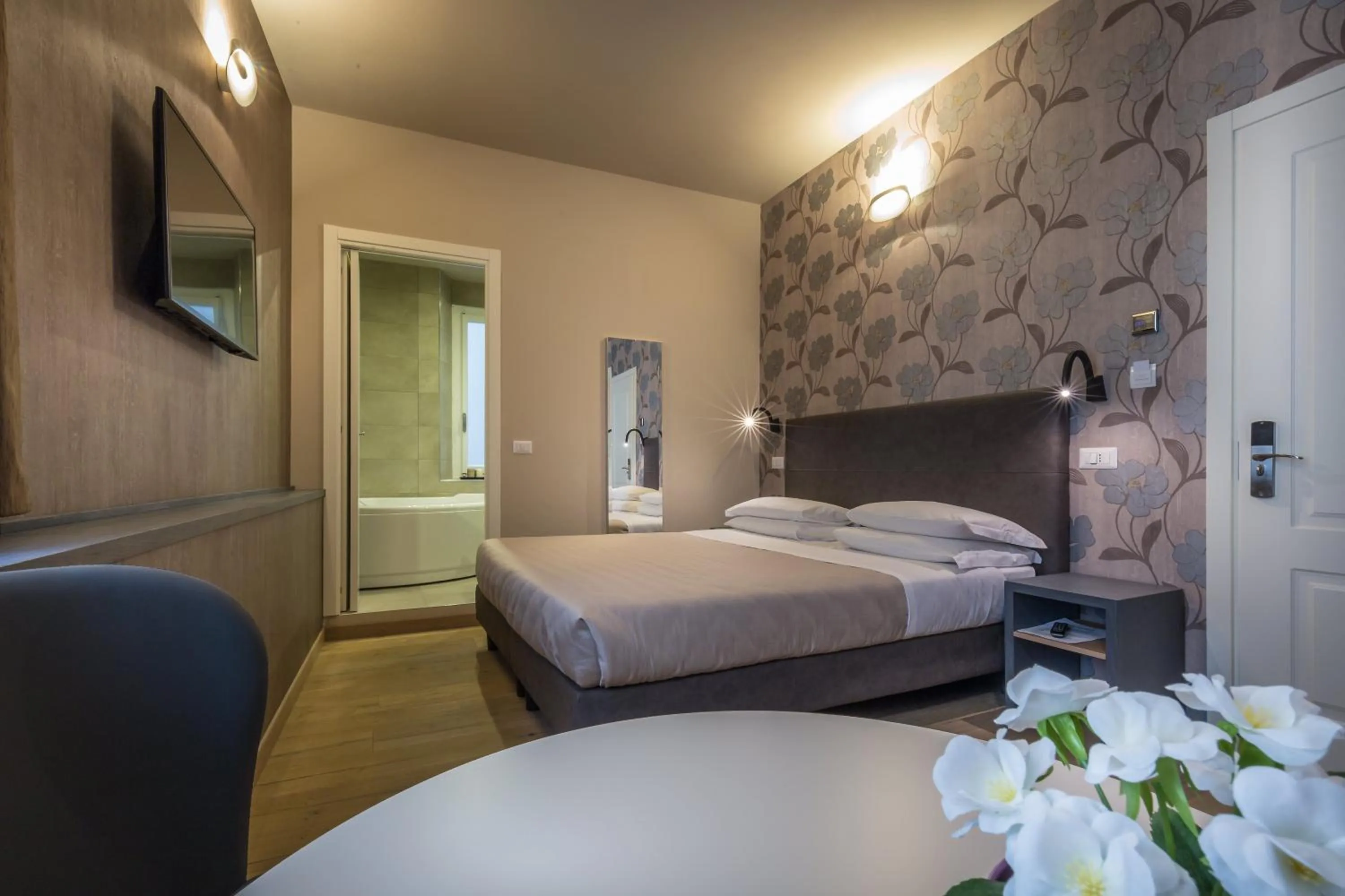Superior Double Room with Spa Bath in Florence Old Bridge B&B