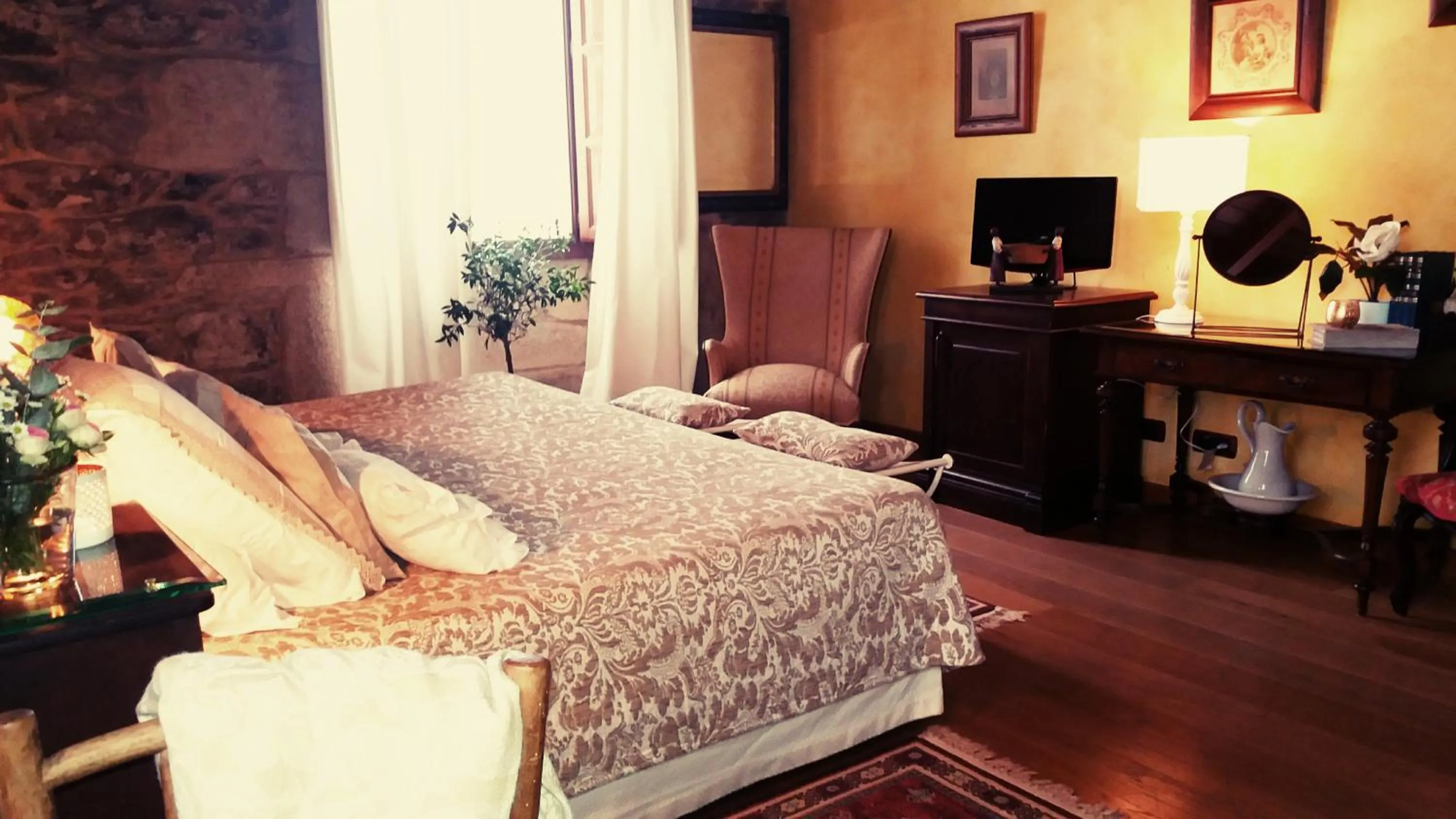Photo of the whole room, Bed in Pazo de Bendoiro