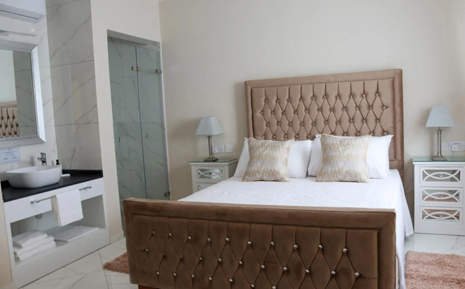 Bedroom, Bed in 100 Boutique Living