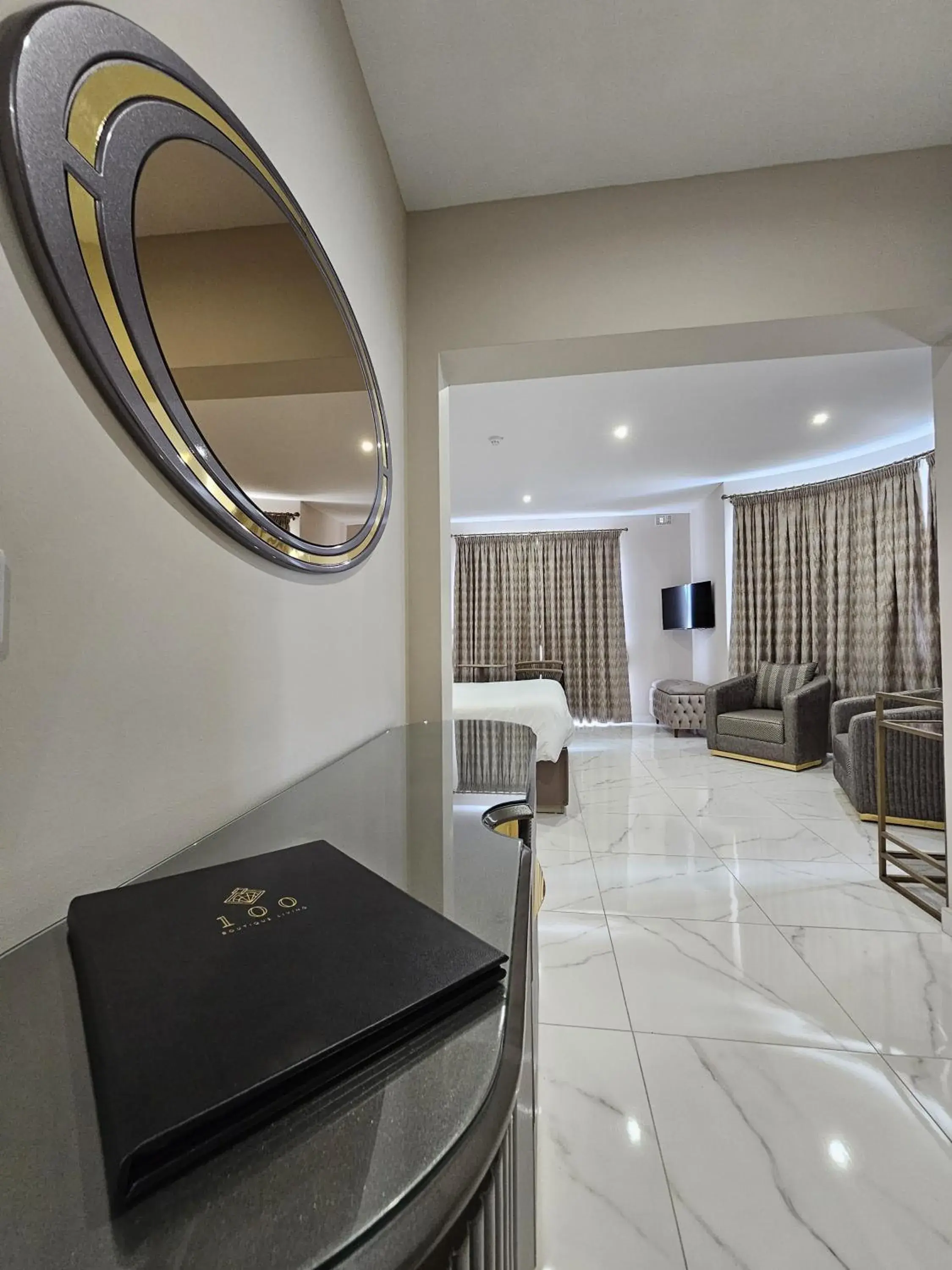 Suite with Hot Tub in 100 Boutique Living Suite with Hot Tub in 100 Boutique Living