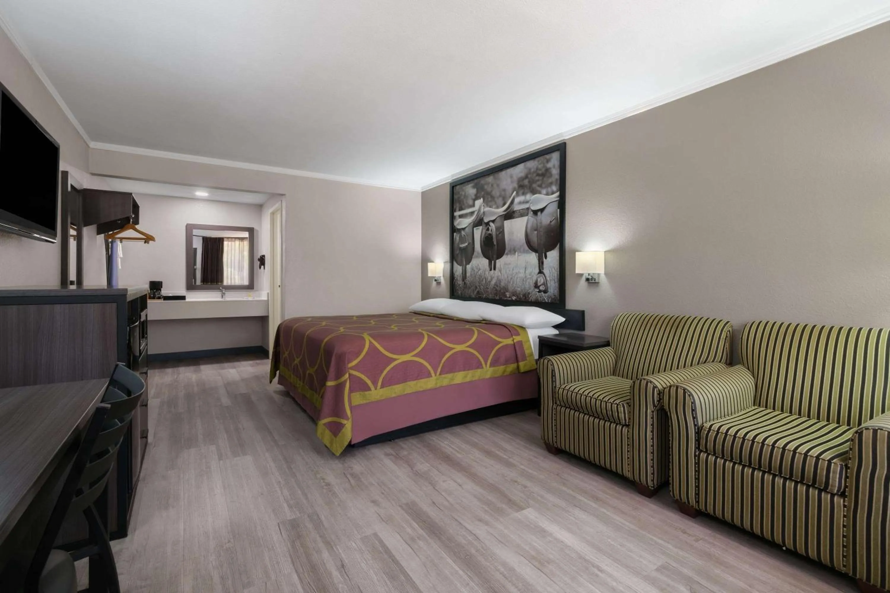 Photo of the whole room, Bed in Super 8 by Wyndham Longview/North