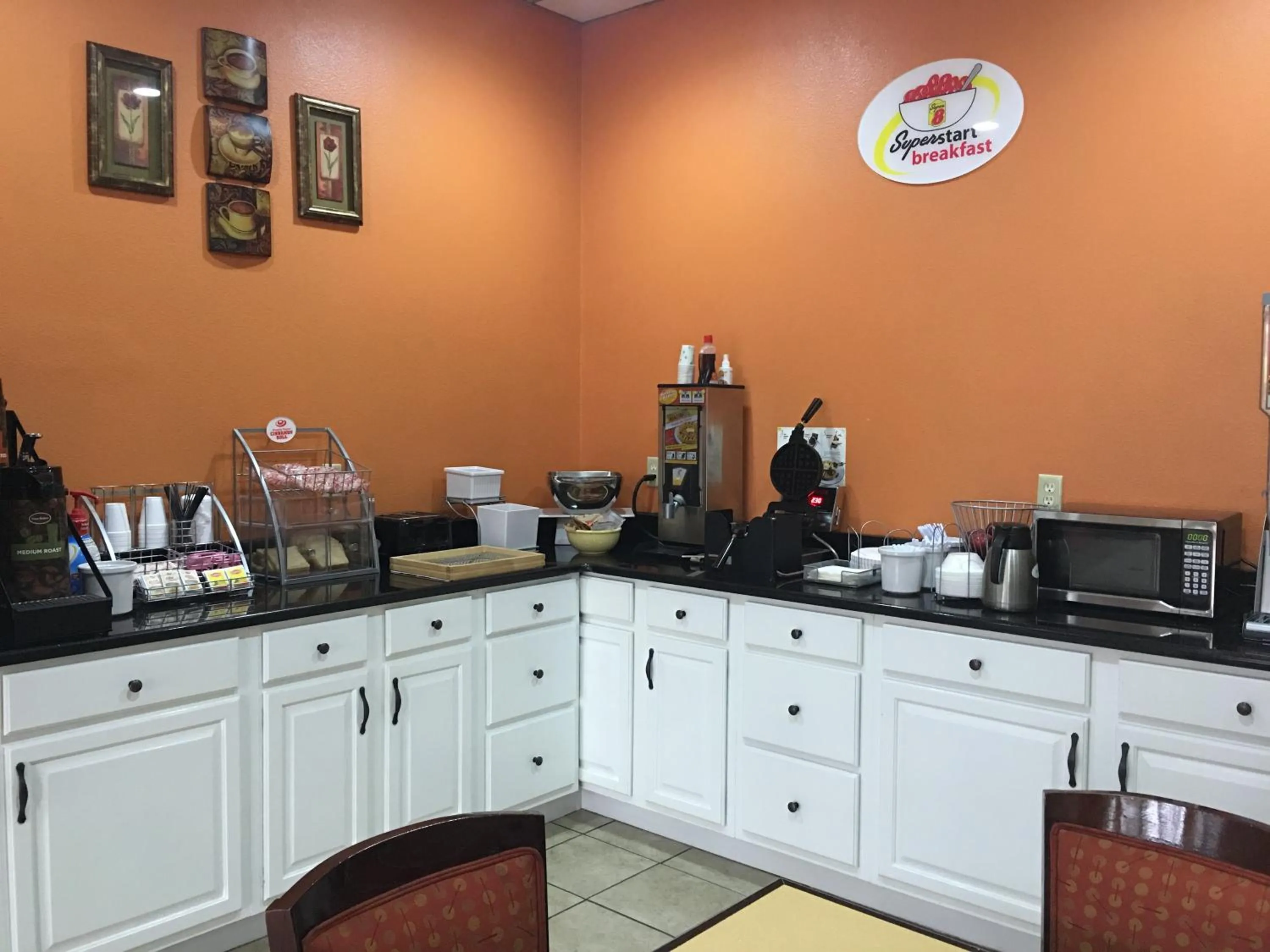 Kitchen or kitchenette in Super 8 by Wyndham Longview/North