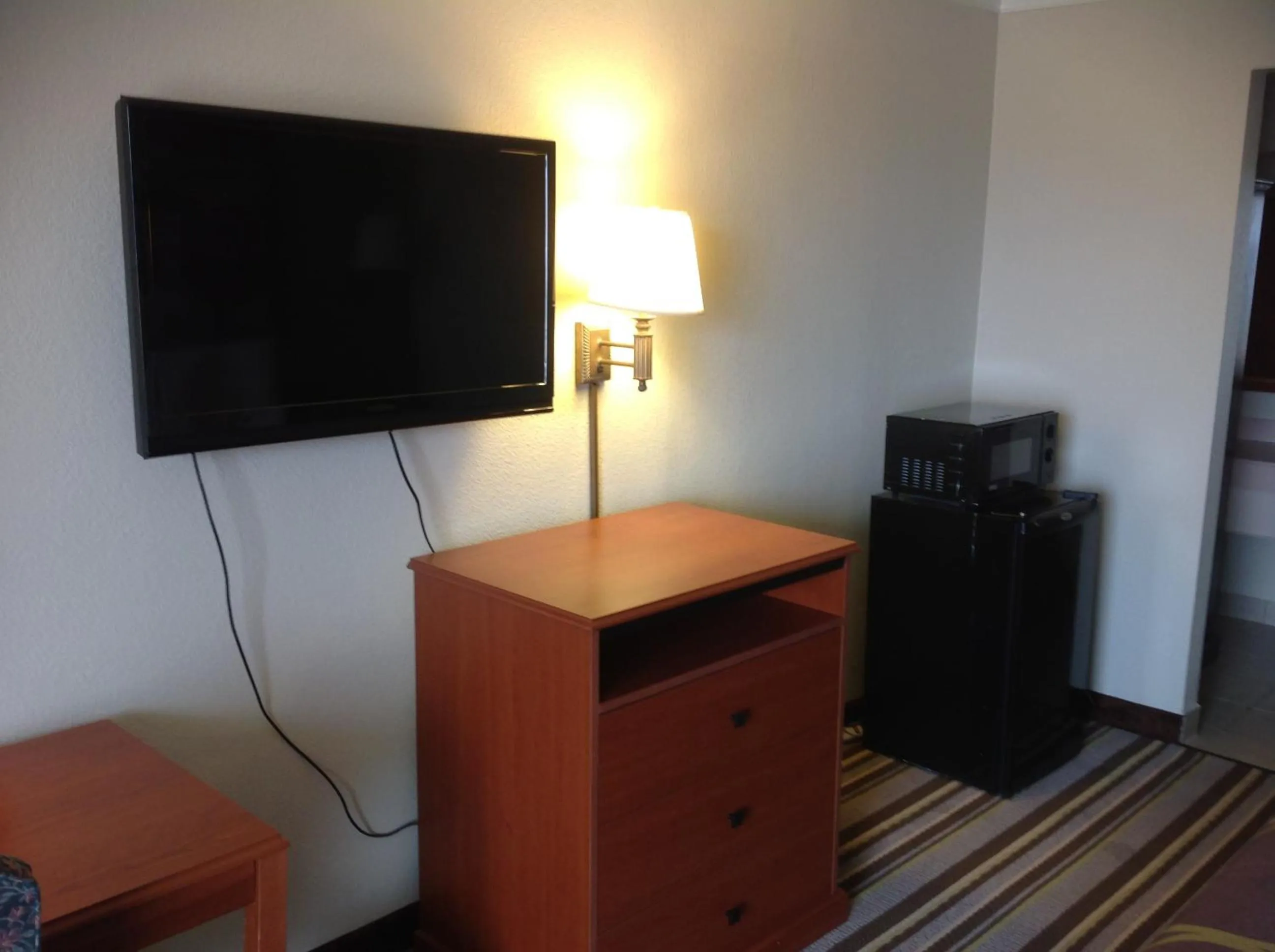 TV and multimedia in Super 8 by Wyndham Longview/North