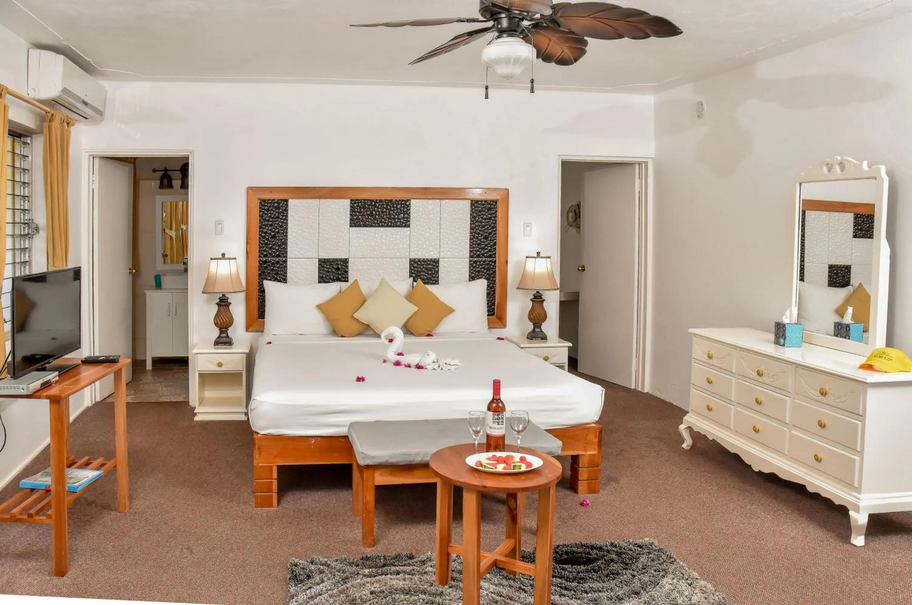 Bed in Beyond Sunset Resort & Villas