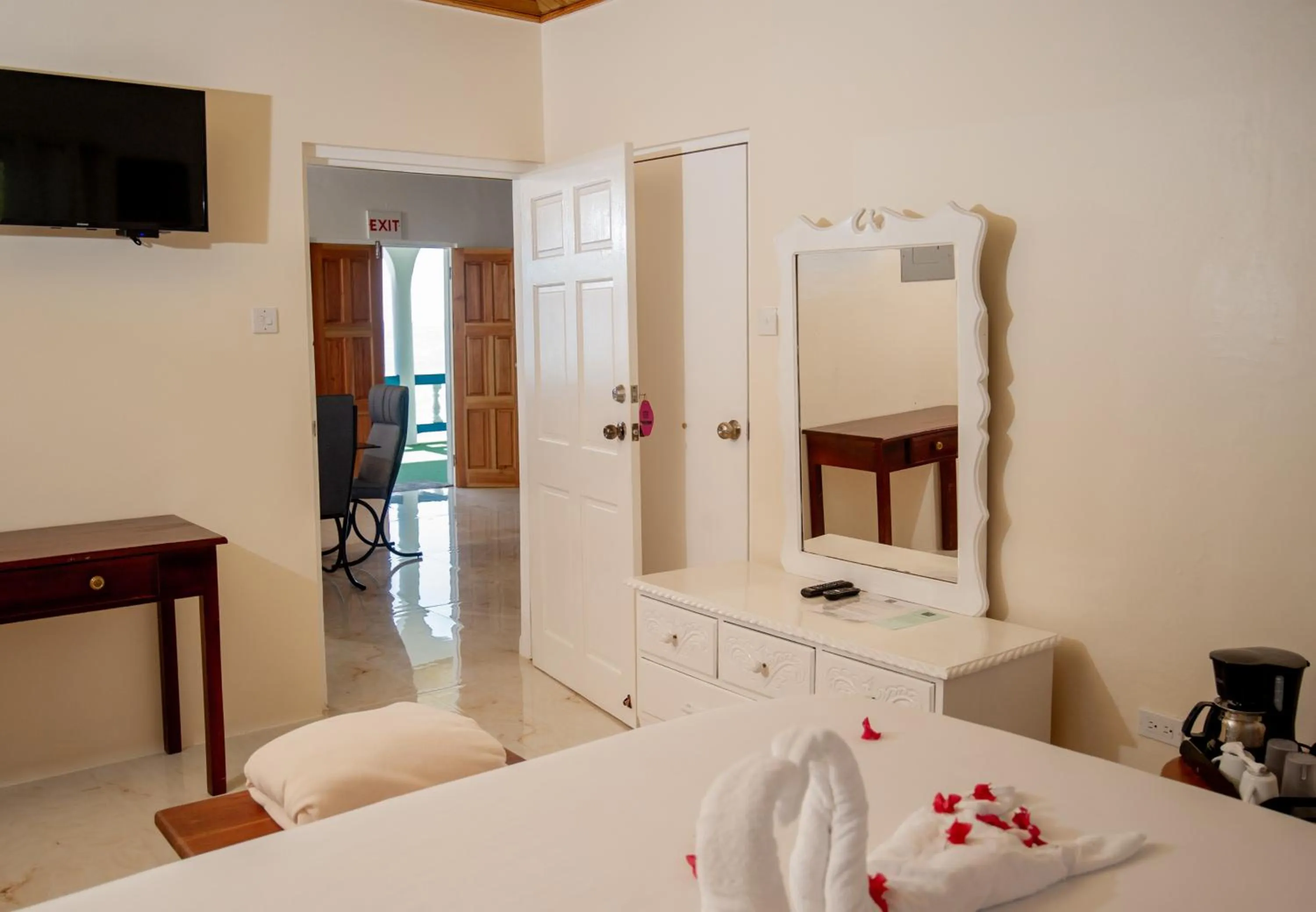 Bed in Beyond Sunset Resort & Villas