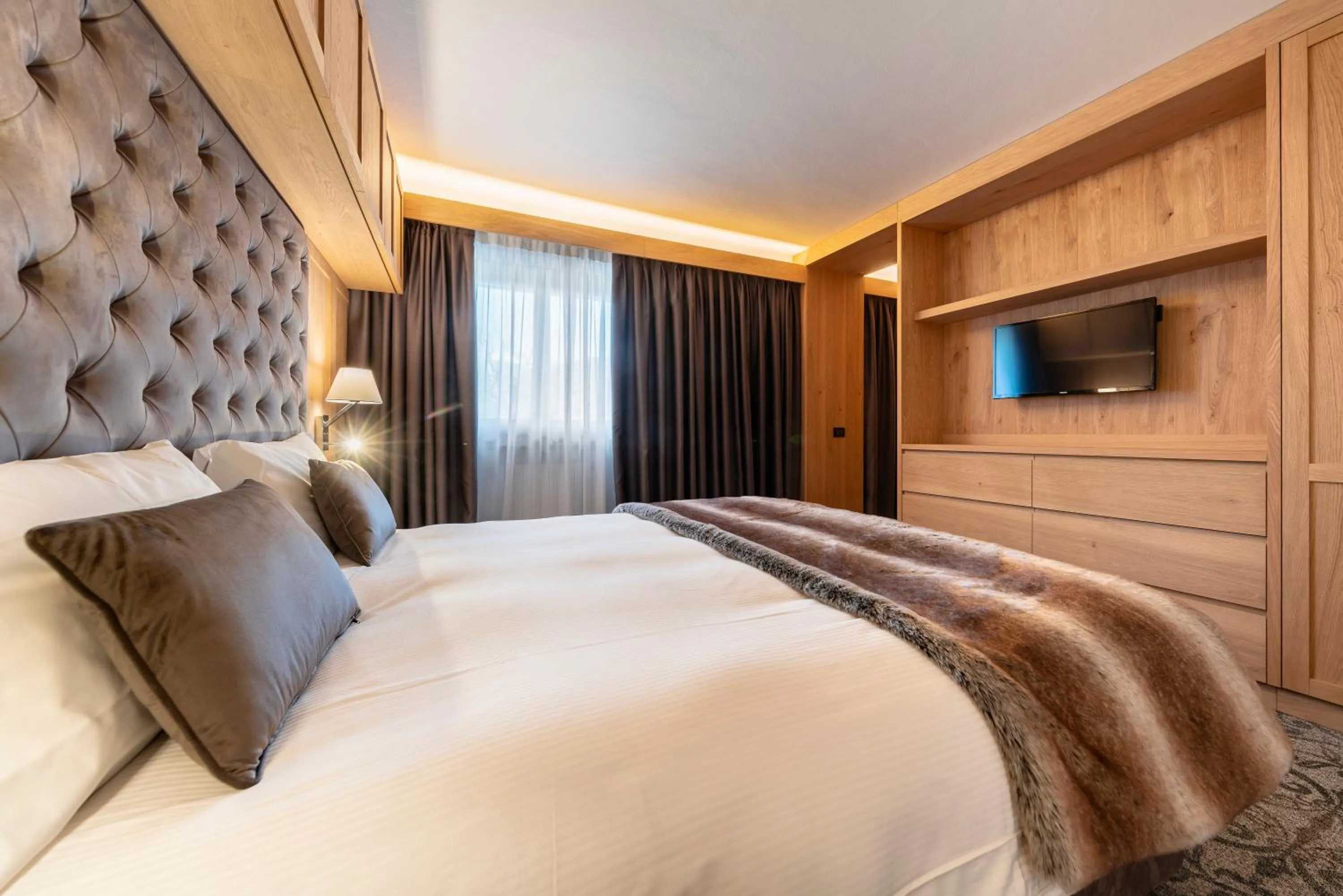 Communal lounge/ TV room, Bed in Hotel Lajadira & Spa