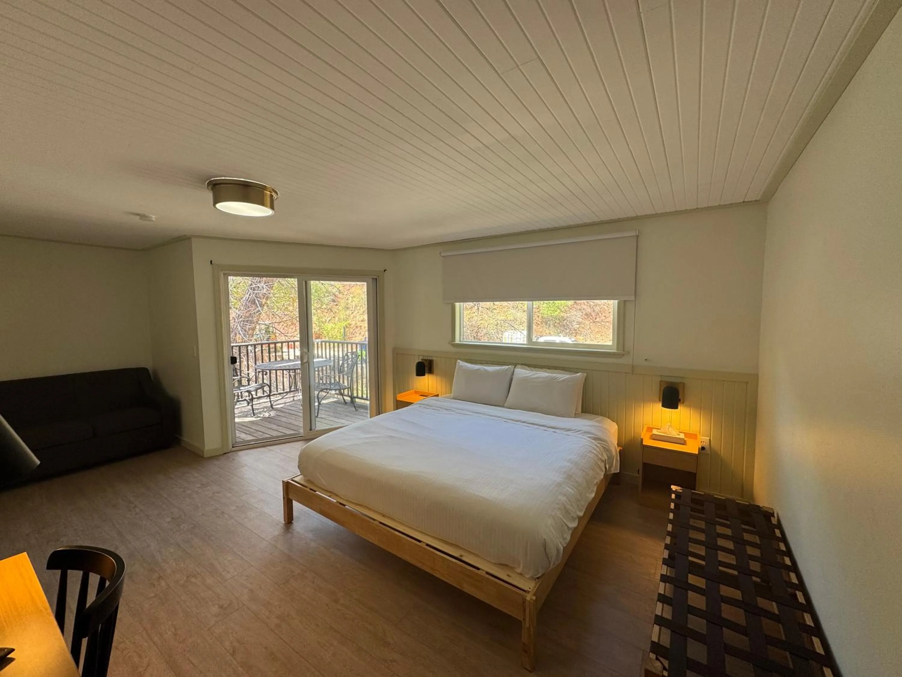 Bed in Pikes Peak Inn