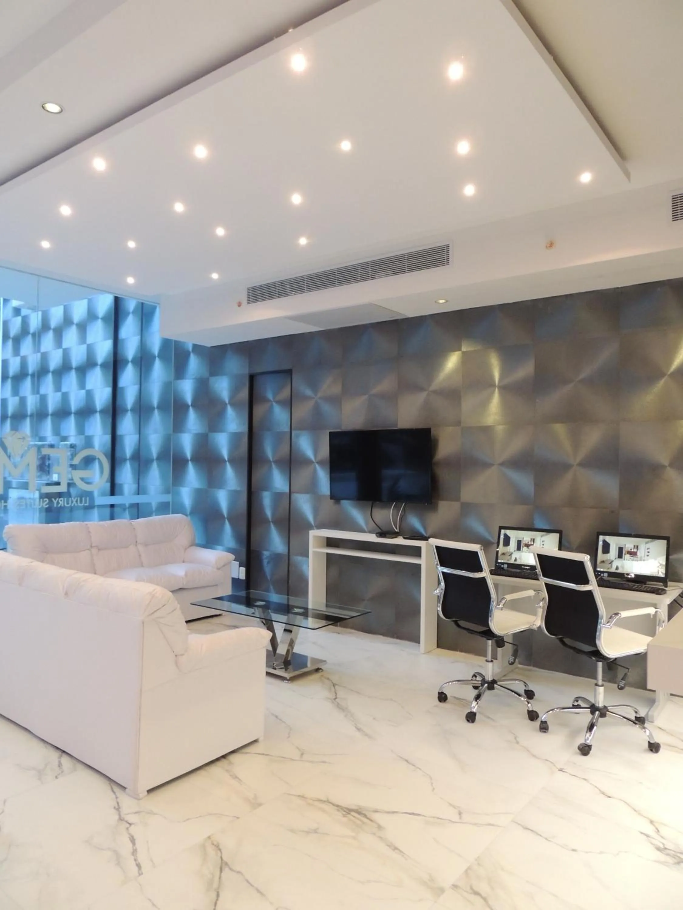 Communal lounge/ TV room in Hotel Gema Luxury Suites