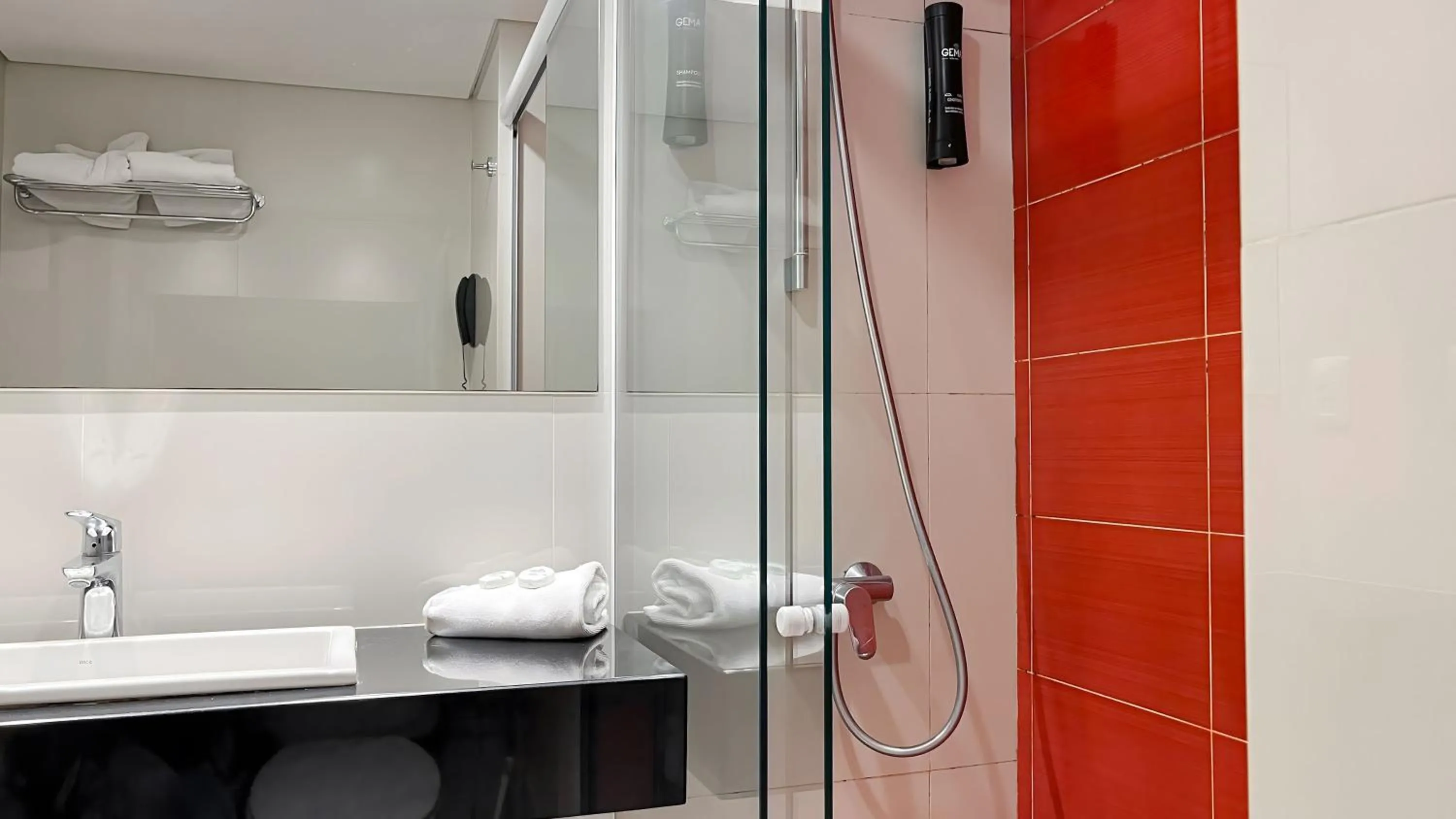Shower in Hotel Gema Luxury Suites