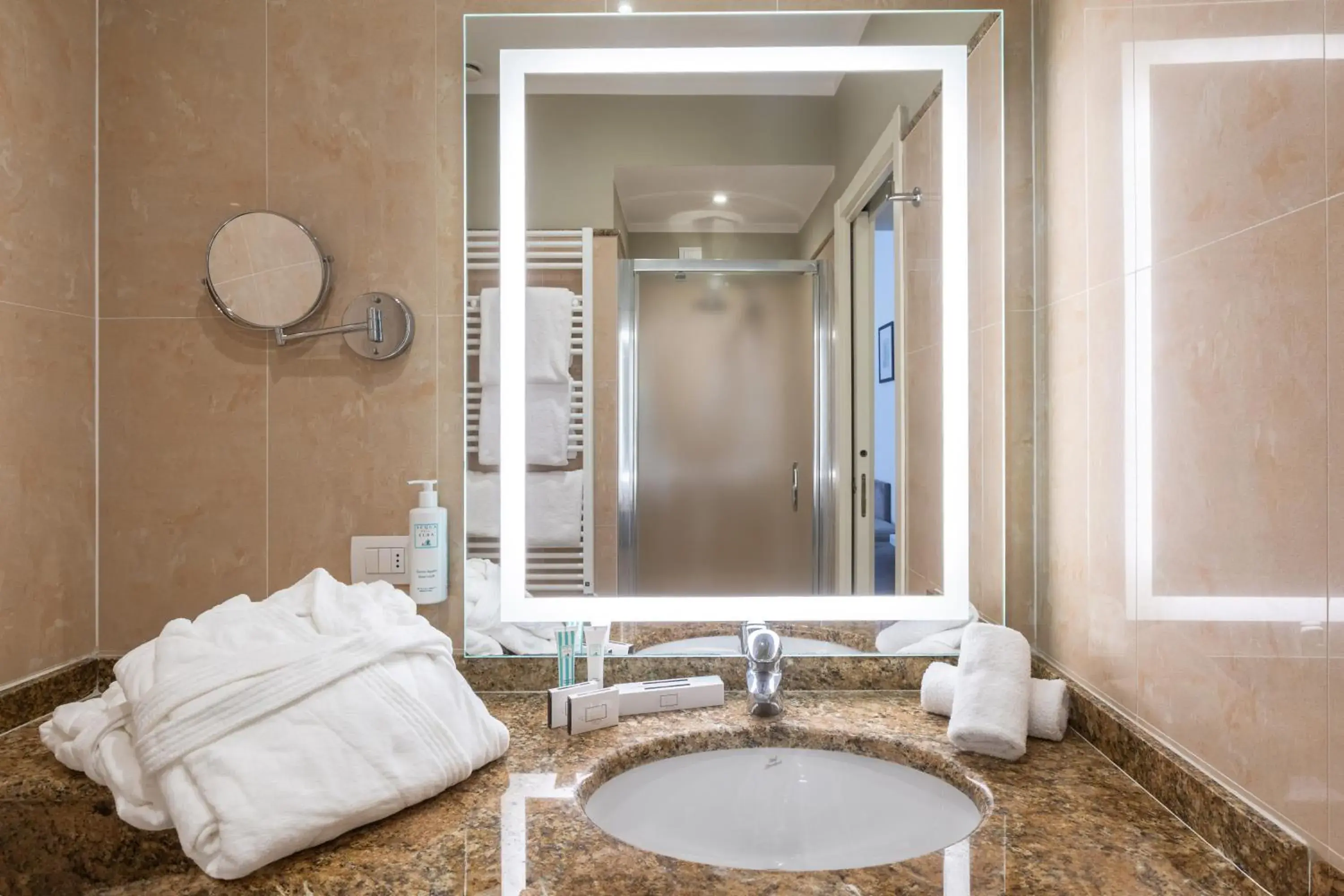 Deluxe Double or Twin Room with Balcony in Hotel Embassy Deluxe Double or Twin Room with Balcony in Hotel Embassy