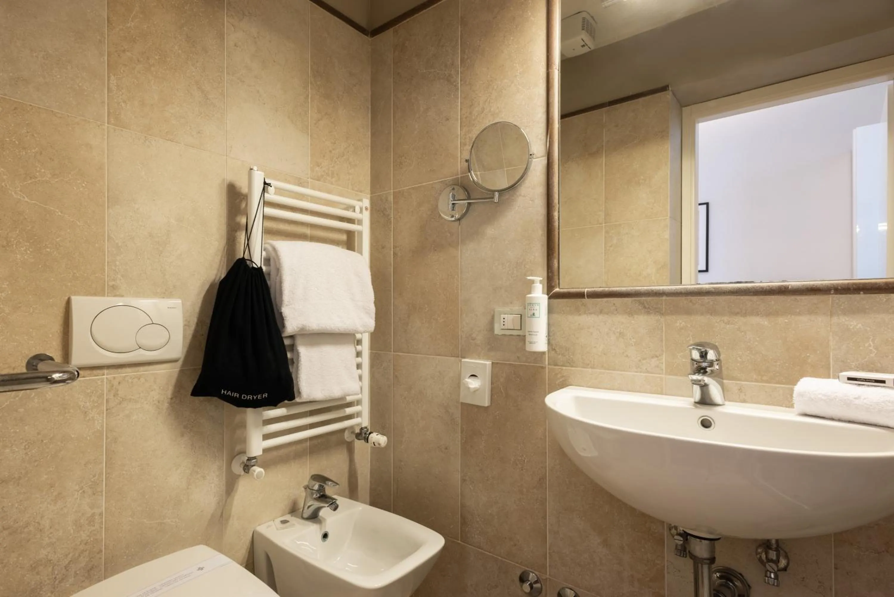 Bathroom in Hotel Embassy