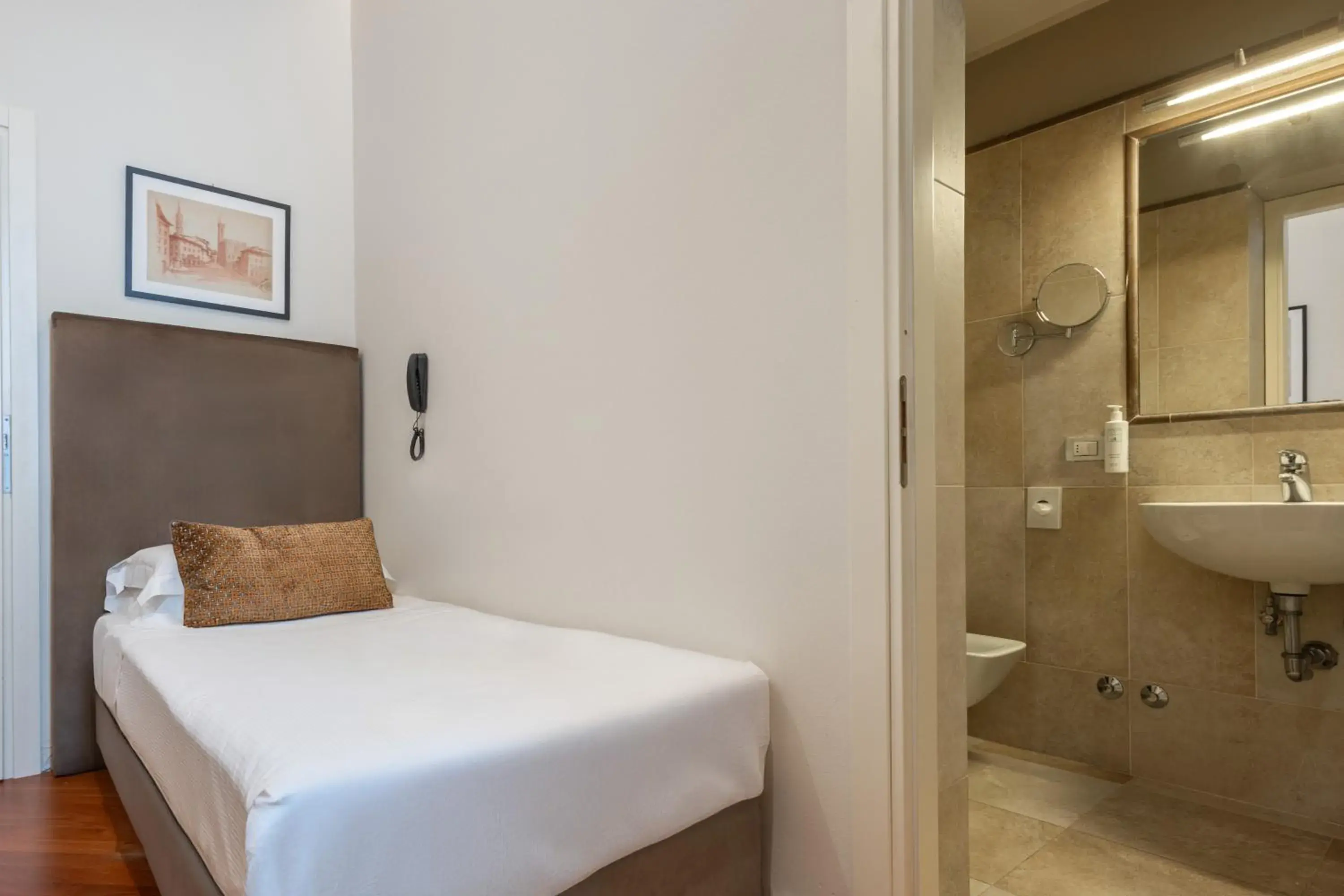 Single Room in Hotel Embassy Single Room in Hotel Embassy