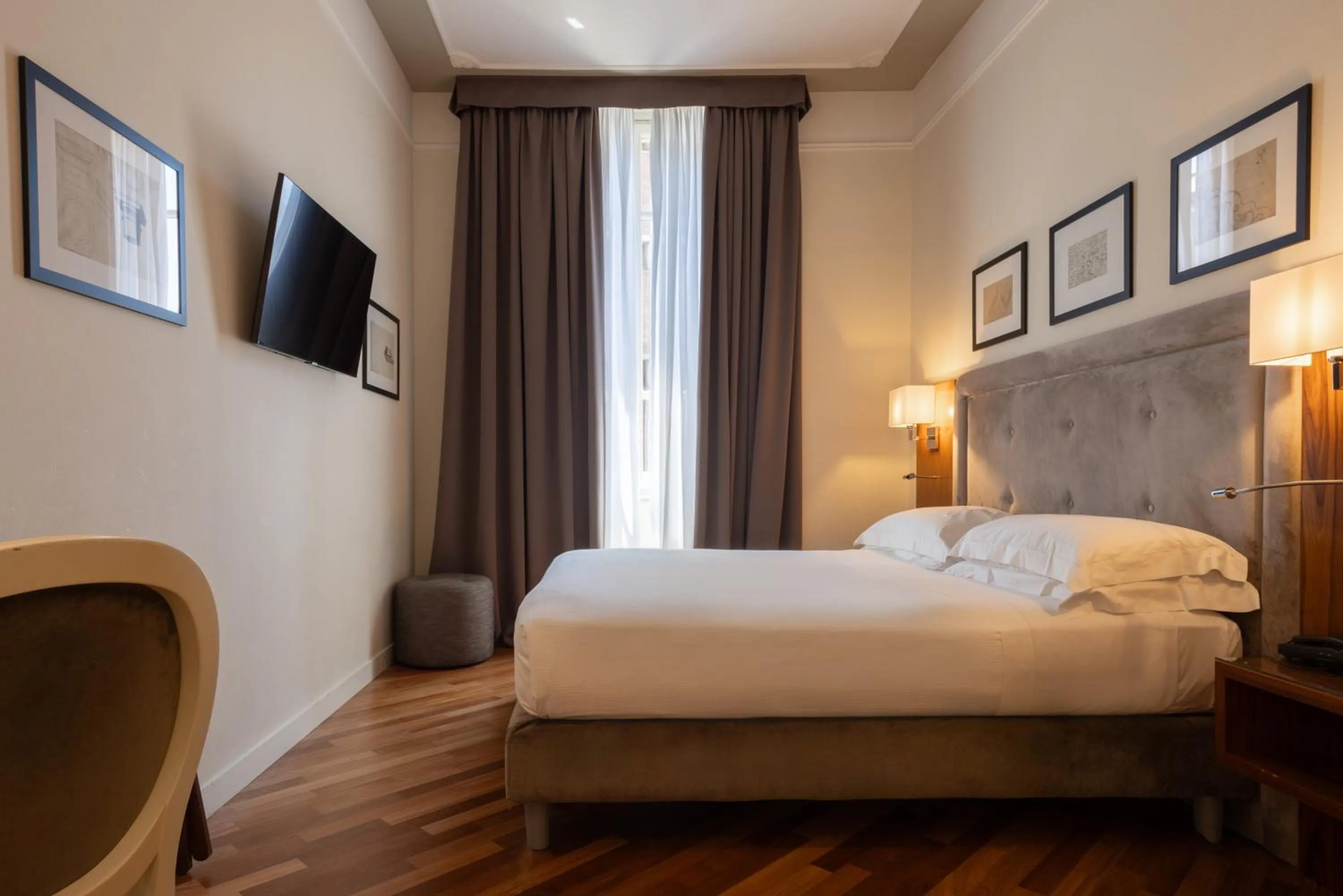 Photo of the whole room, Bed in Hotel Embassy