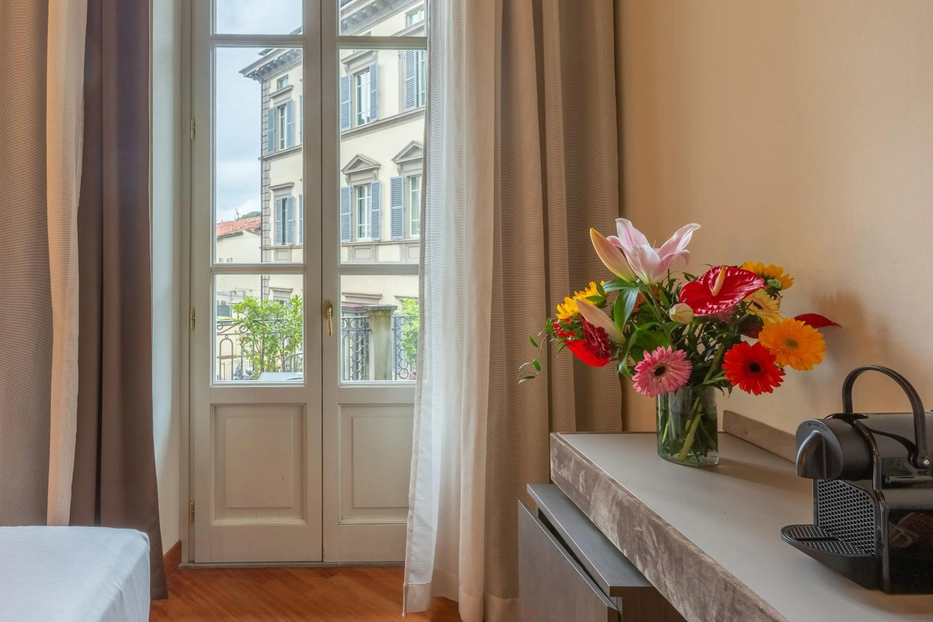 Photo of the whole room in Hotel Embassy