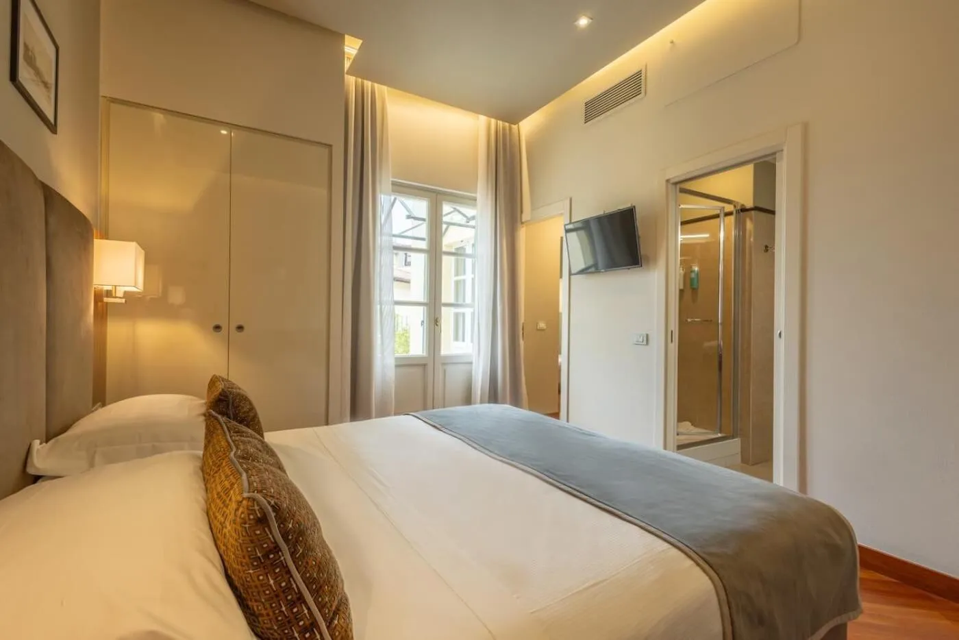 Bed in Hotel Embassy