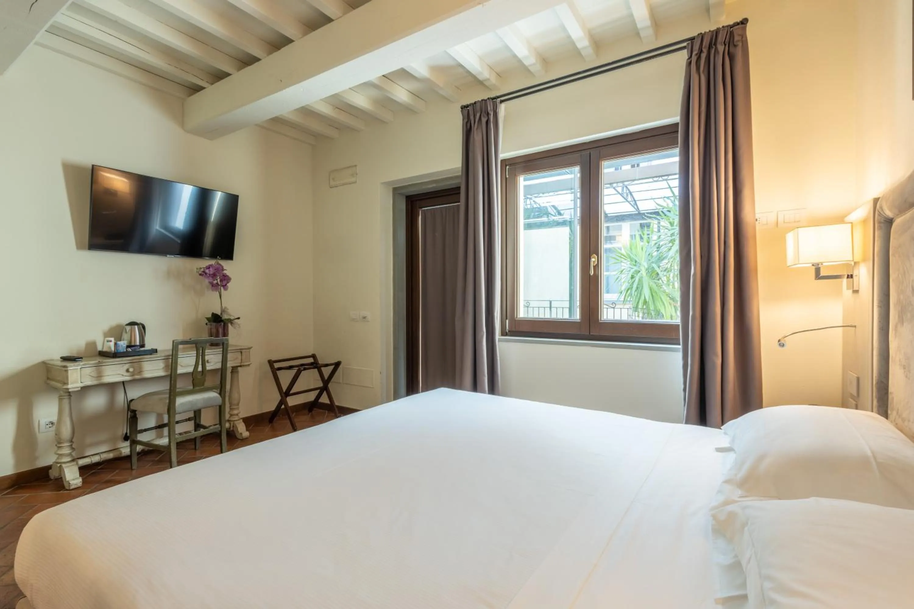 Photo of the whole room, Bed in Hotel Embassy