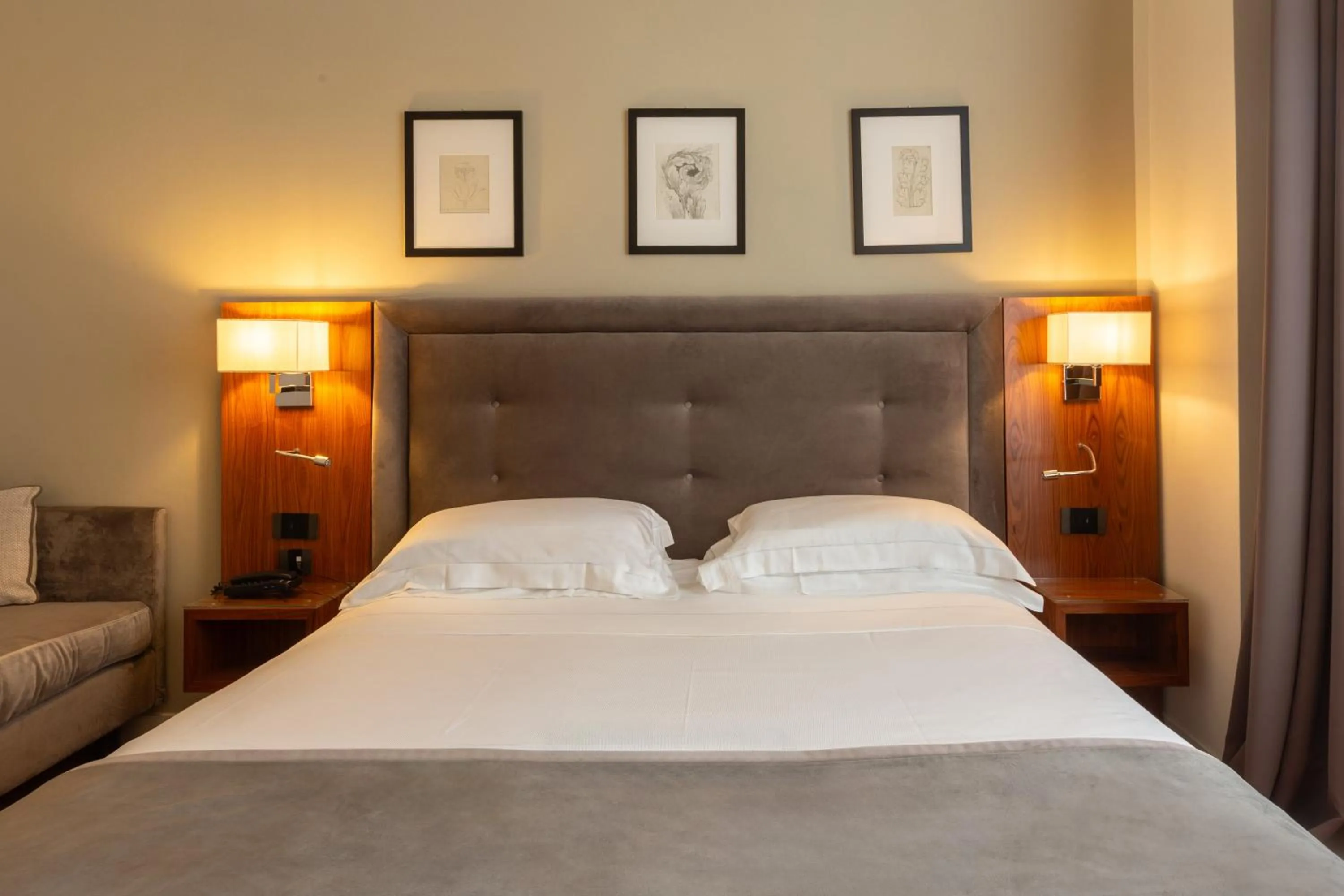 Photo of the whole room, Bed in Hotel Embassy