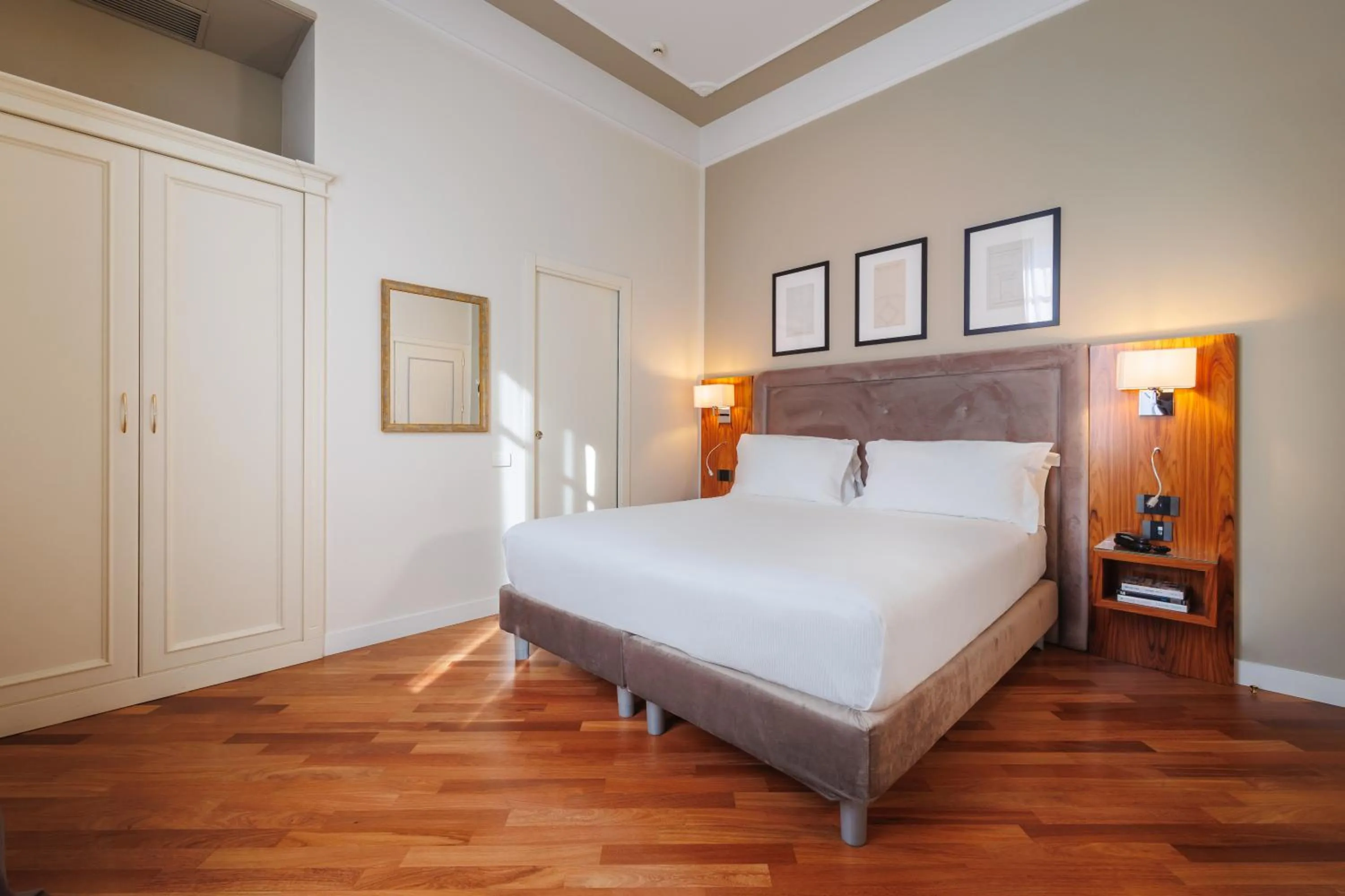 Bedroom, Bed in Hotel Embassy