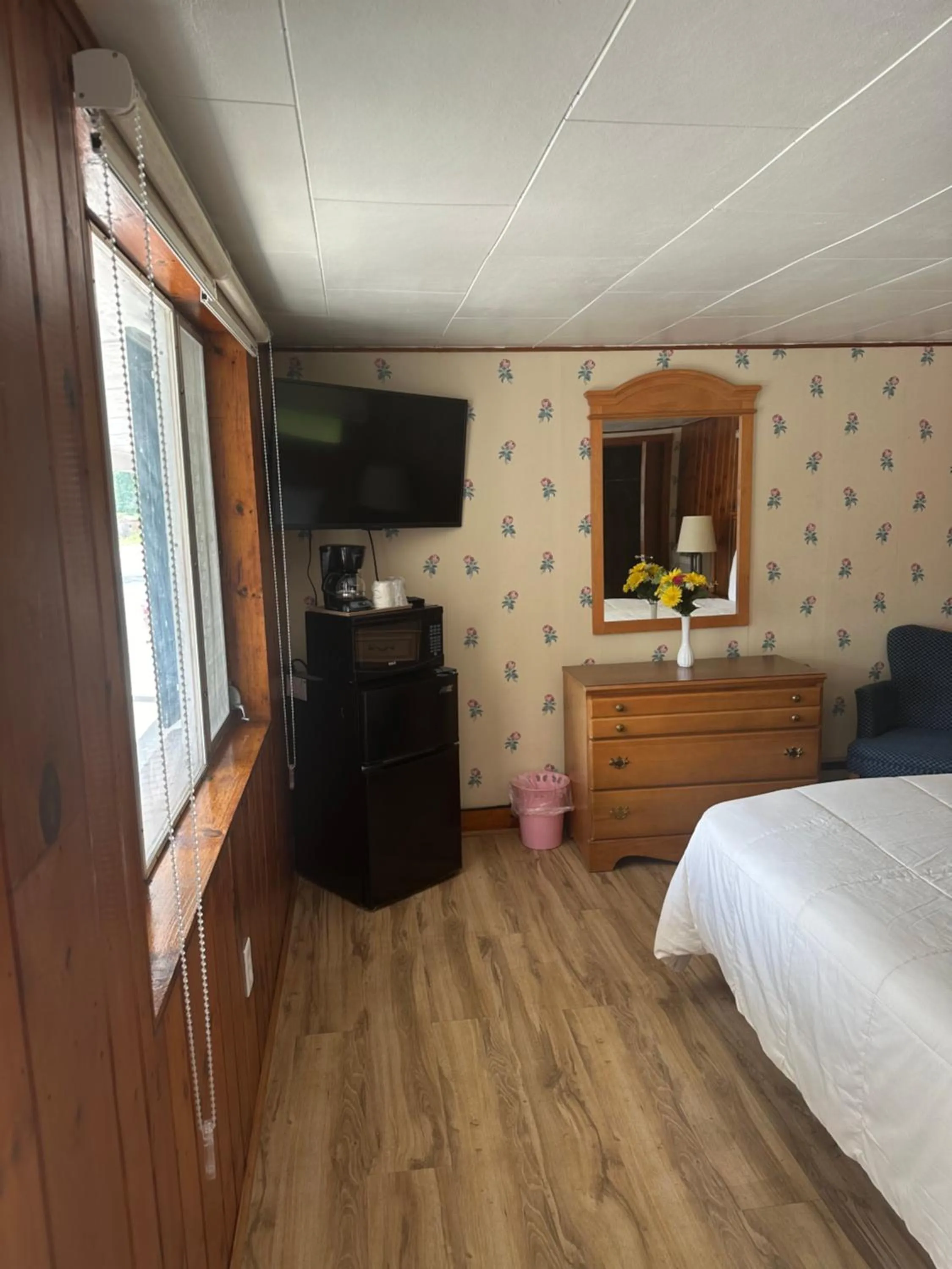 Photo of the whole room in Starlight Inn