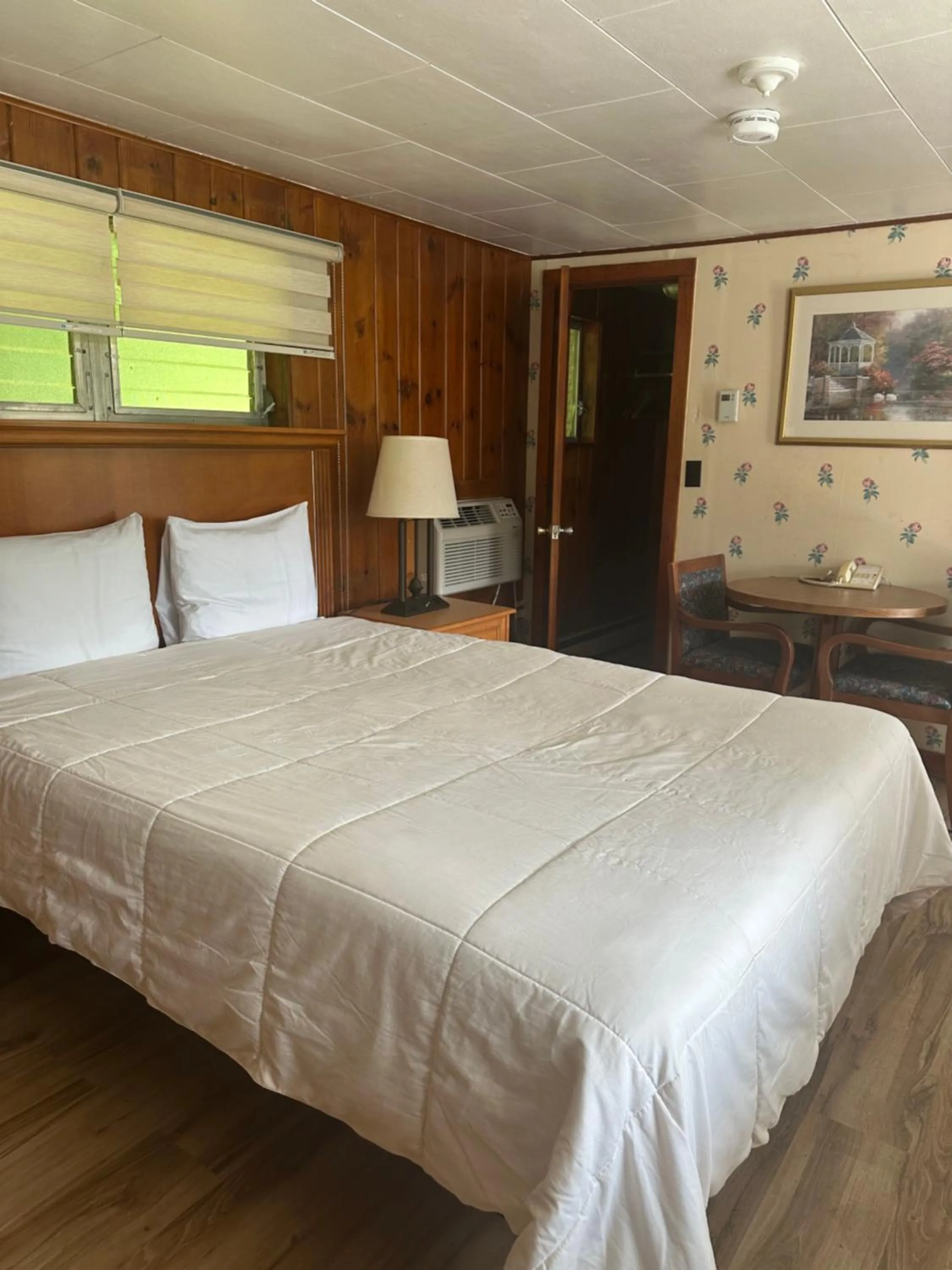 Photo of the whole room in Starlight Inn