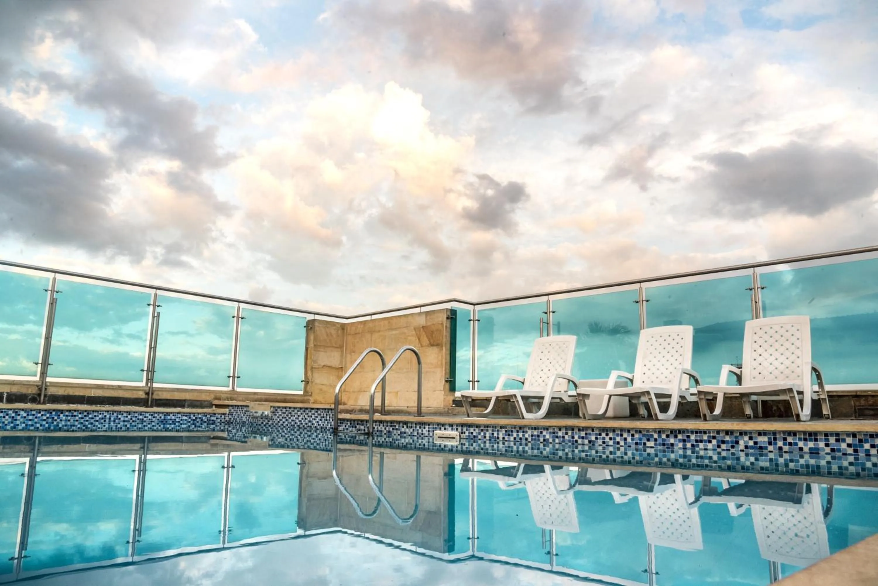 Swimming pool in Hotel Toscana Plaza
