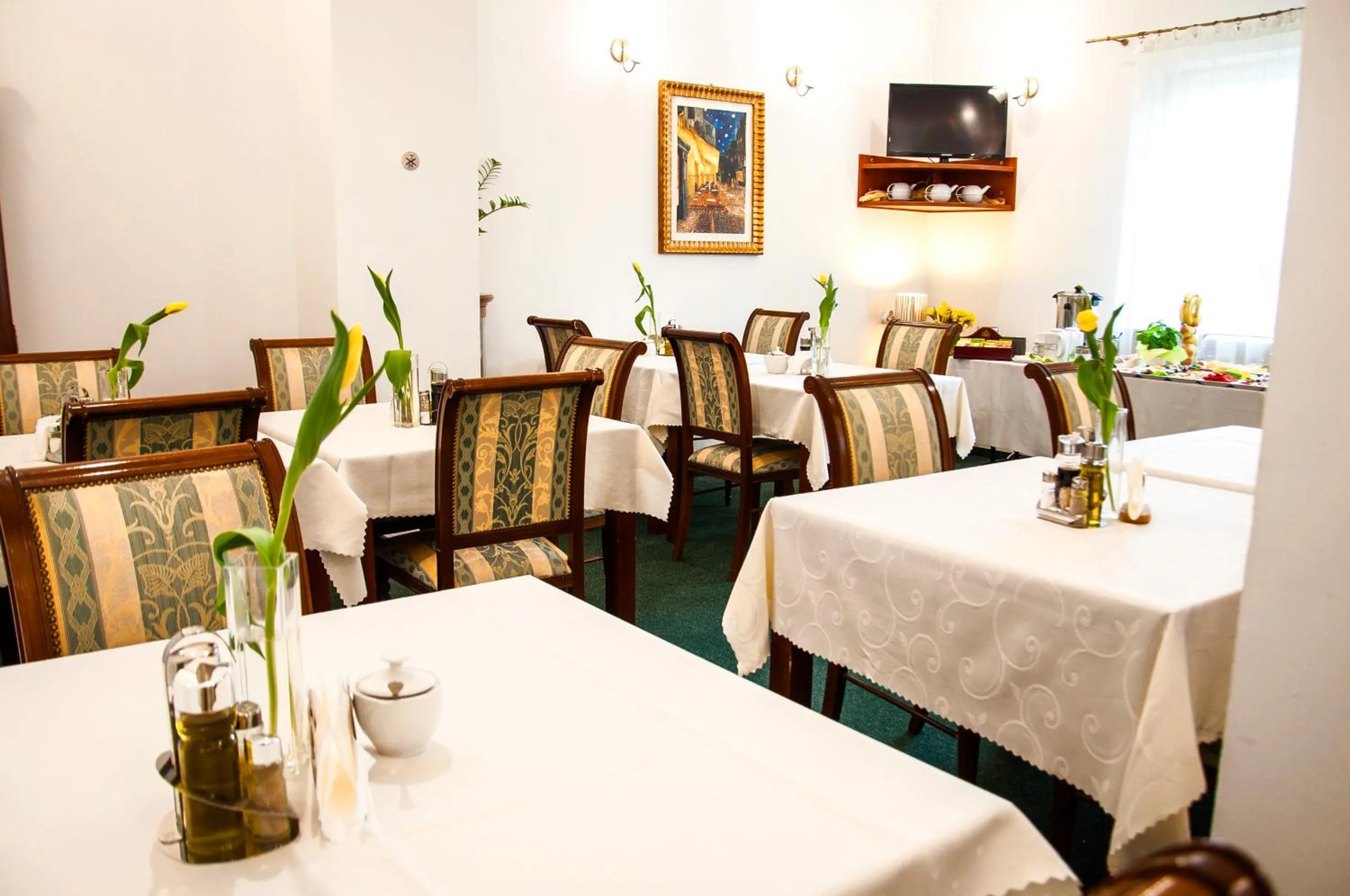 Restaurant/places to eat in Hotel Artur