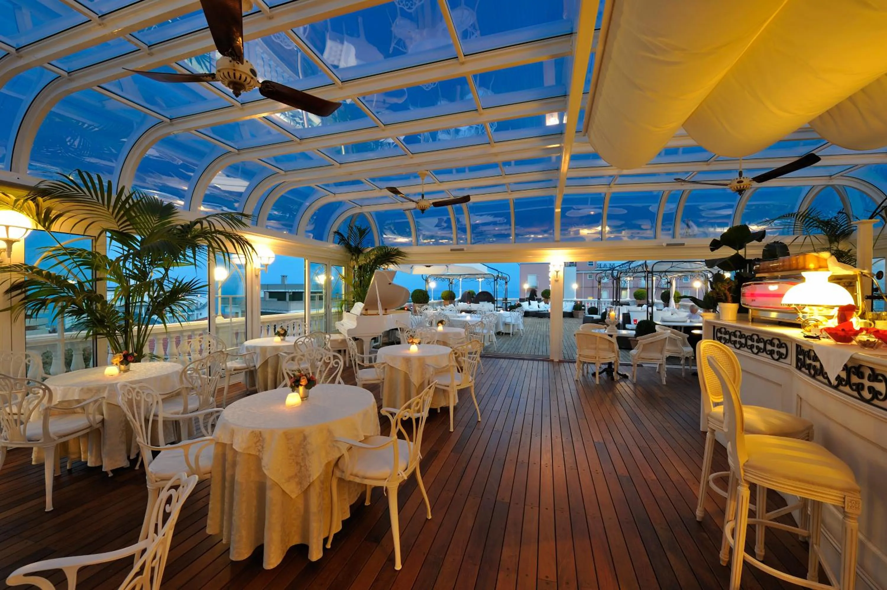 Restaurant/places to eat in Hotel Italia Palace