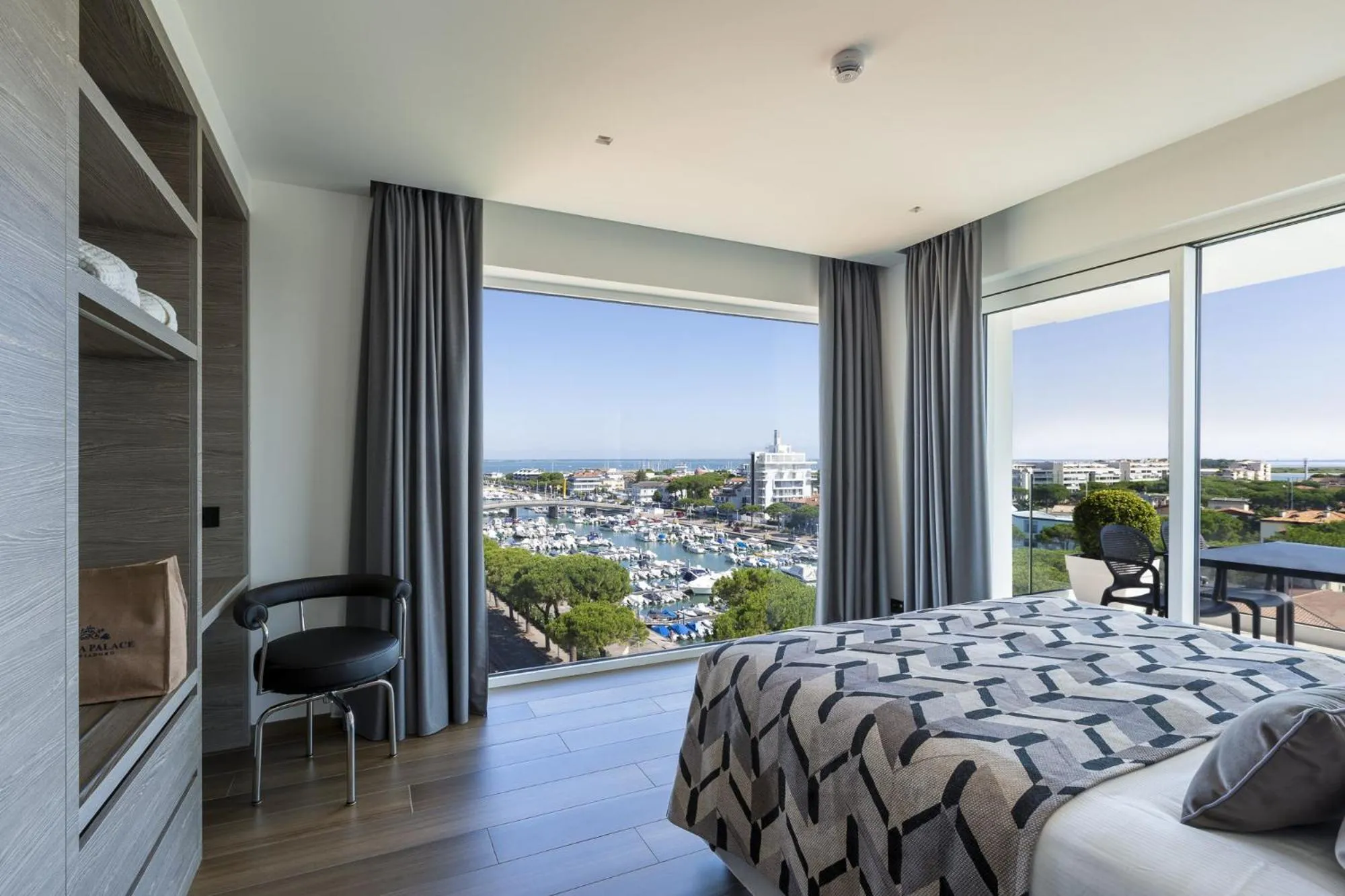 View (from property/room), Bed in Hotel Italia Palace