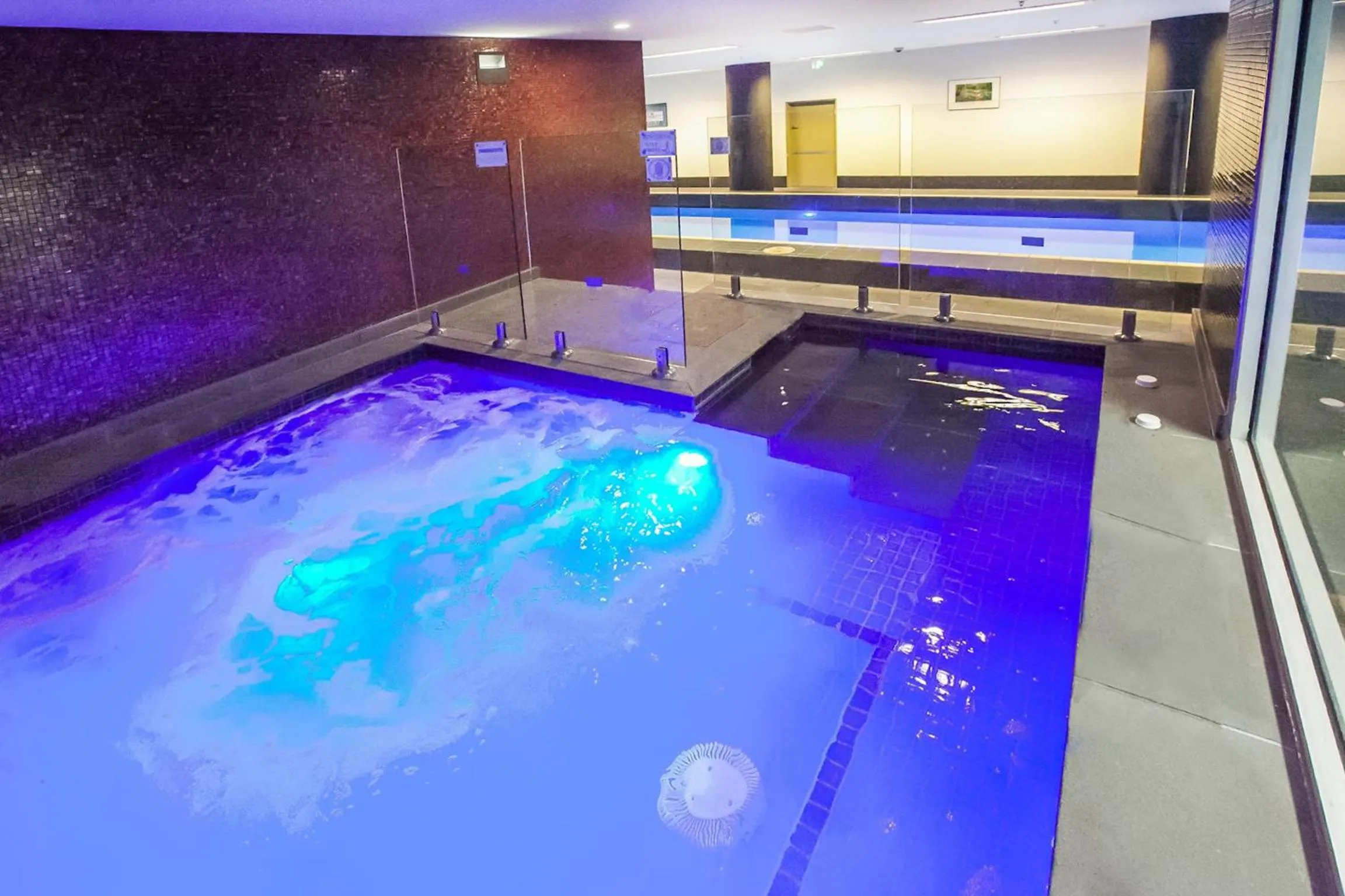 Hot Tub in Melbourne Holiday Apartments Flinders Wharf