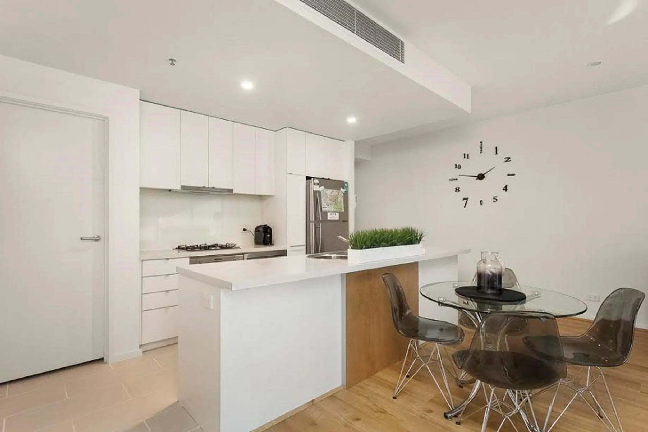 Kitchen or kitchenette in Melbourne Holiday Apartments Flinders Wharf