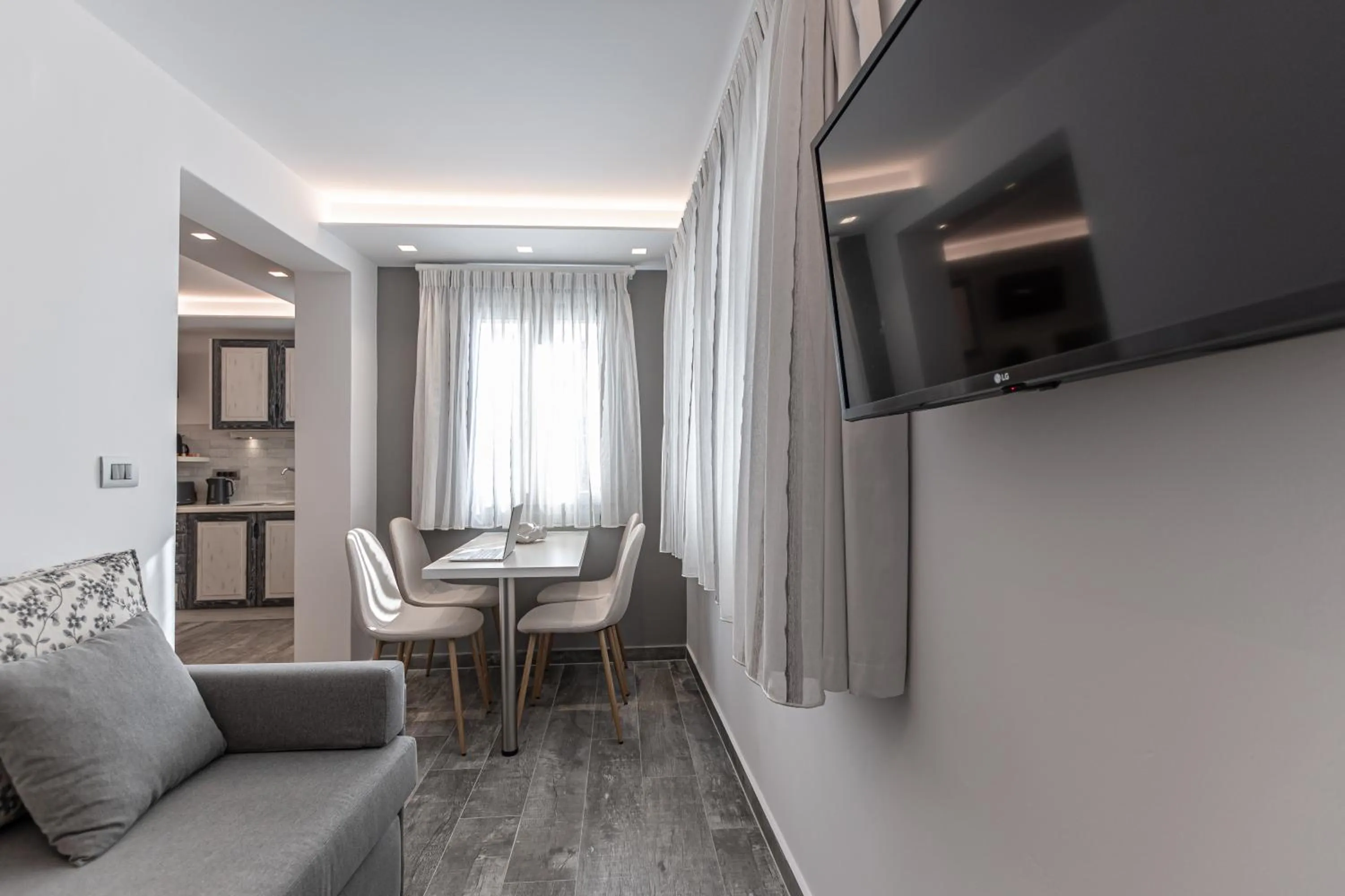 TV and multimedia in Mariet Naxos Elegant Suites