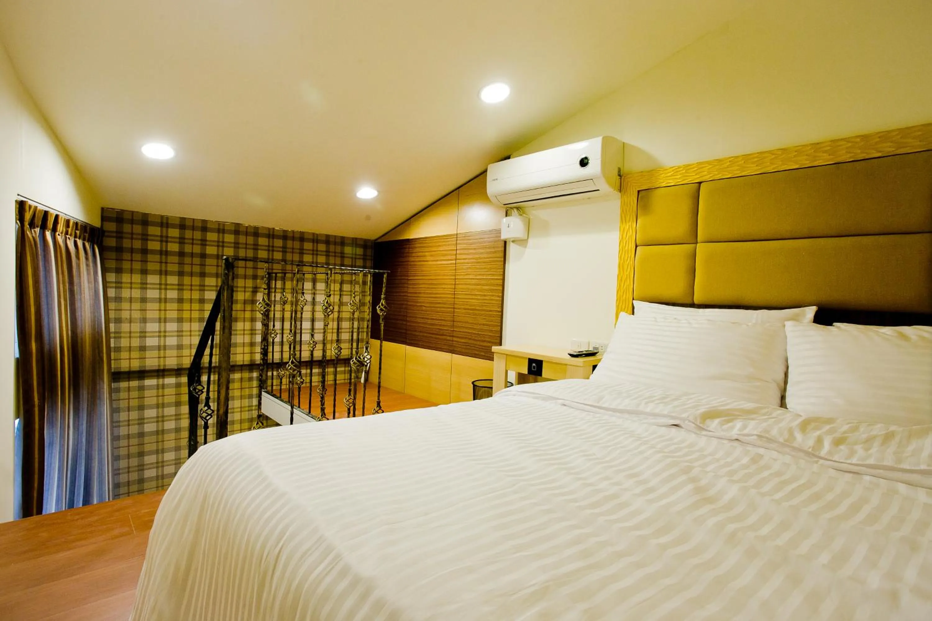 Photo of the whole room, Bed in Dong Men Hotel